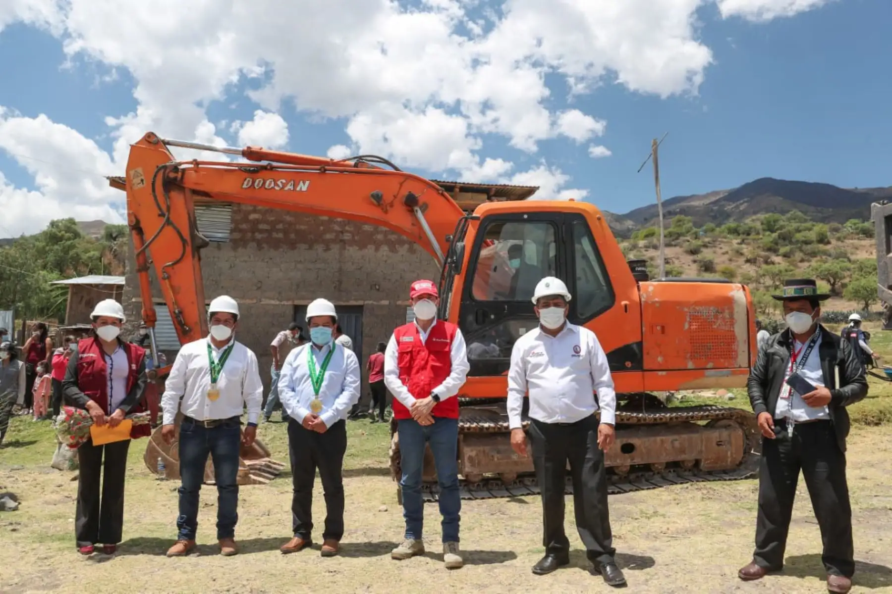 Premier Walter Martos llega al distrito de Luricocha, en Ayacucho, para la colación de la primera piedra de las obras de pistas y veredas del centro poblado de Pampay, en el marco del plan Reactiva Perú, para lo cual se ha asignado más de S/5 millones, generando obras y empleo para la gente. Foto: PCM