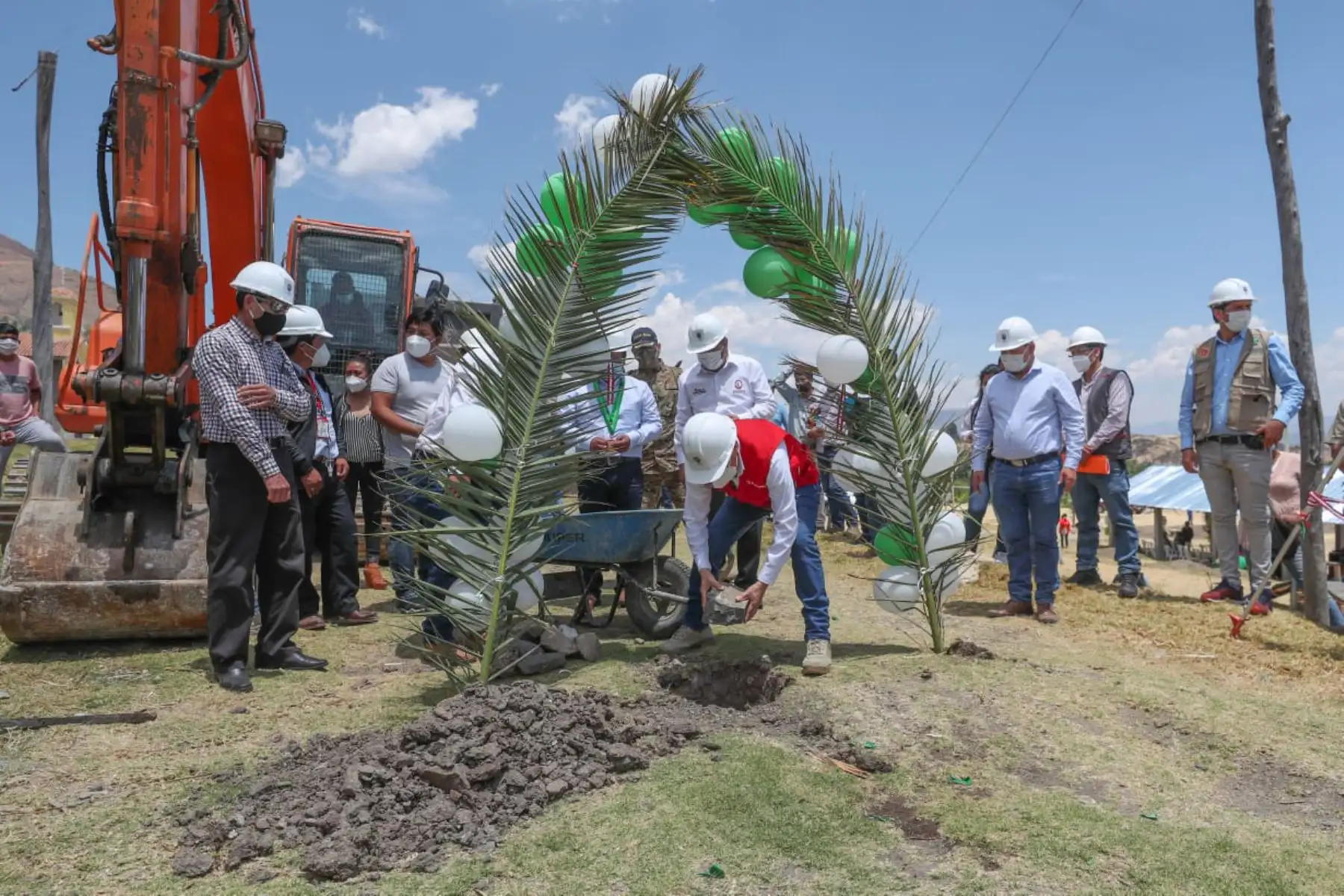Premier Walter Martos llega al distrito de Luricocha, en Ayacucho, para la colación de la primera piedra de las obras de pistas y veredas del centro poblado de Pampay, en el marco del plan Reactiva Perú, para lo cual se ha asignado más de S/5 millones, generando obras y empleo para la gente. Foto: PCM