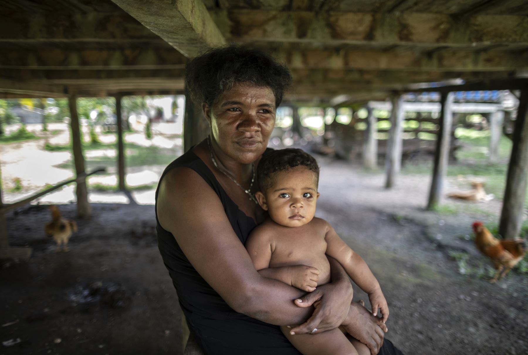 Una mujer indígena Miskito sostiene a su nieto en sus brazos en la comunidad de Sangnilaya, Puerto Cabezas, Región Autónoma de la Costa Caribe Norte de Nicaragua. Foto: AFP