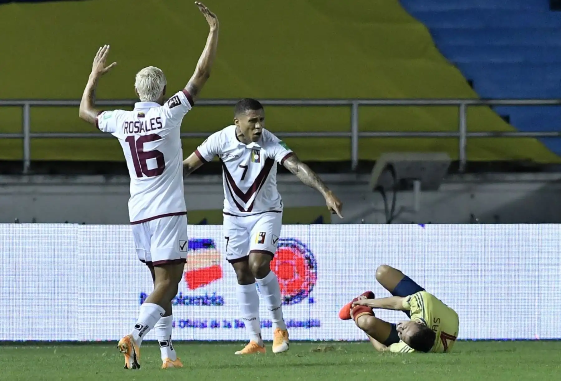 El colombiano Santiago Arias (derecha) yace lesionado junto al venezolano Darwin Machis durante su partido de fútbol clasificatorio sudamericano para la Copa Mundial de la FIFA 2022 en el Estadio Metropolitano Roberto Meléndez en Barranquilla, Colombia. Foto: AFP