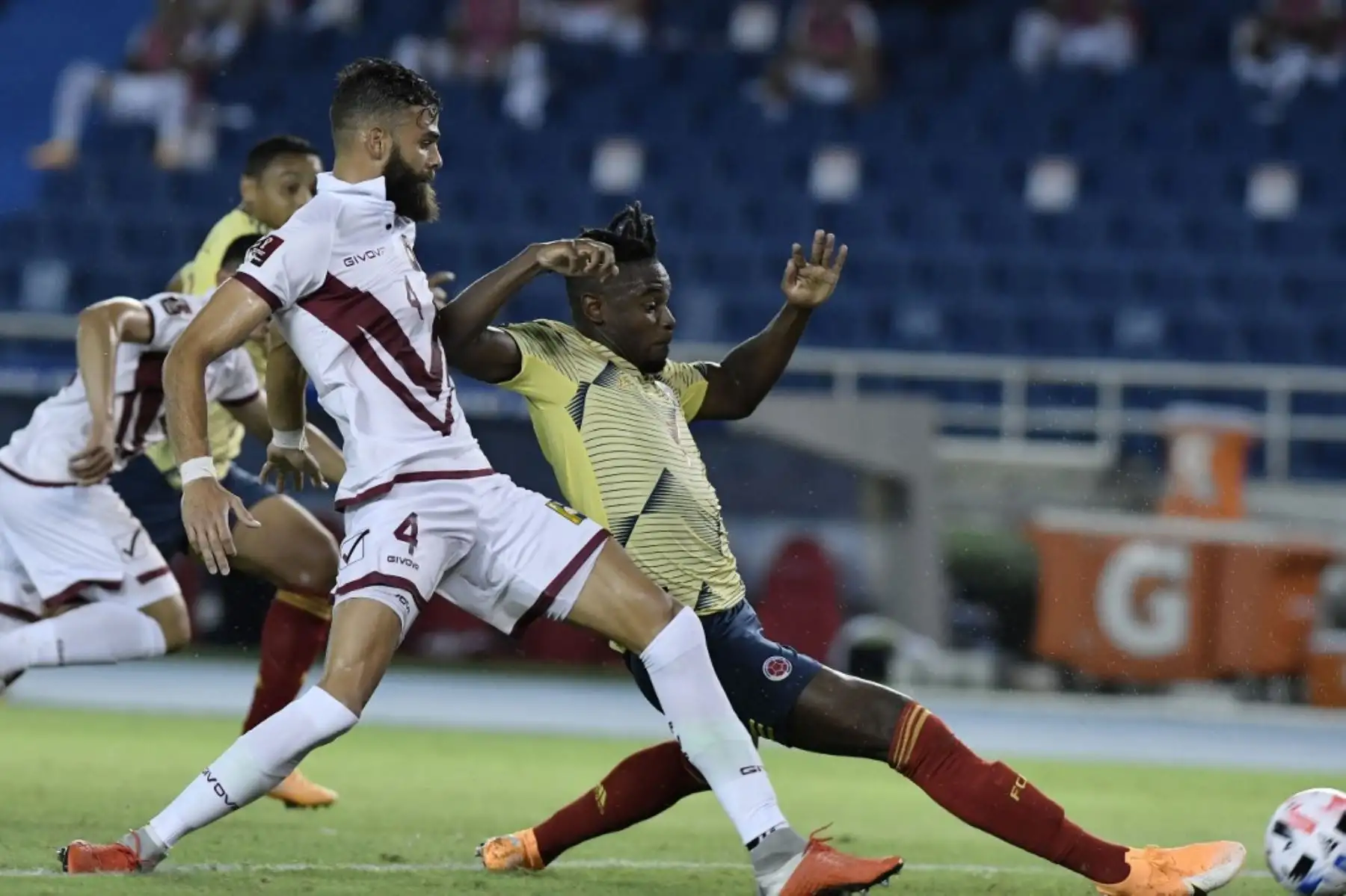 l colombiano Duvan Zapata (R) supera al venezolano Jhon Chancellor durante su partido de fútbol clasificatorio sudamericano para la Copa Mundial de la FIFA 2022 en el Estadio Metropolitano Roberto Meléndez en Barranquilla, Colombia. Foto: AFP