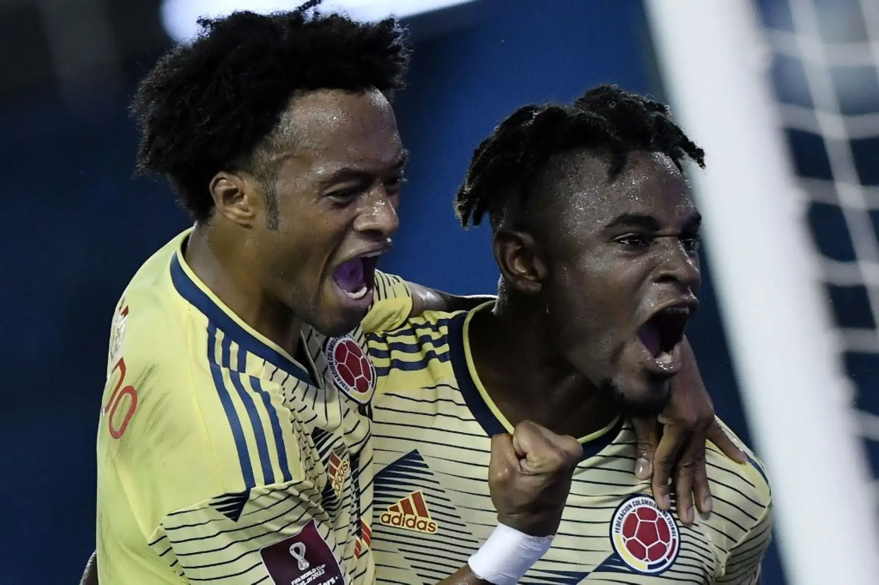 Duvan Zapata (derecha) de Colombia celebra con su compañero Juan Guillermo Cuadrado después de anotar contra Venezuela durante su partido de fútbol clasificatorio sudamericano para la Copa Mundial de la FIFA 2022 en el Estadio Metropolitano Roberto Meléndez en Barranquilla, Colombia. Foto: AFP