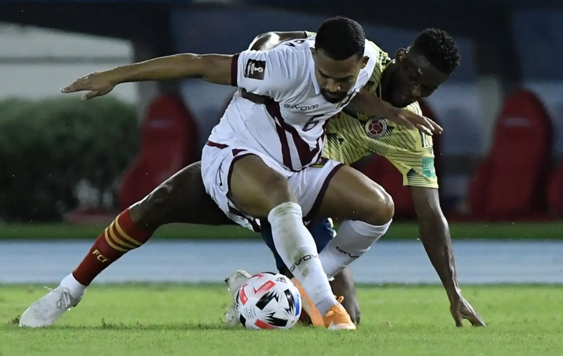 El colombiano Jefferson Lerma (derecha) y el venezolano Yangel Herrera compiten por el balón durante su partido de fútbol clasificatorio sudamericano para la Copa Mundial de la FIFA 2022 en el Estadio Metropolitano Roberto Meléndez en Barranquilla, Colombia. Foto: AFP
