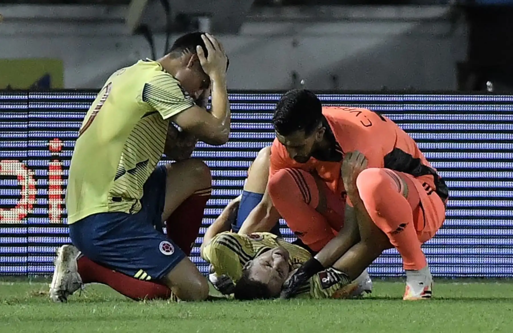 Santiago Arias de Colombia yace lesionado durante el partido de fútbol clasificatorio sudamericano de la Copa Mundial de la FIFA 2022 contra Venezuela en el Estadio Metropolitano Roberto Meléndez en Barranquilla, Colombia. Foto: AFP