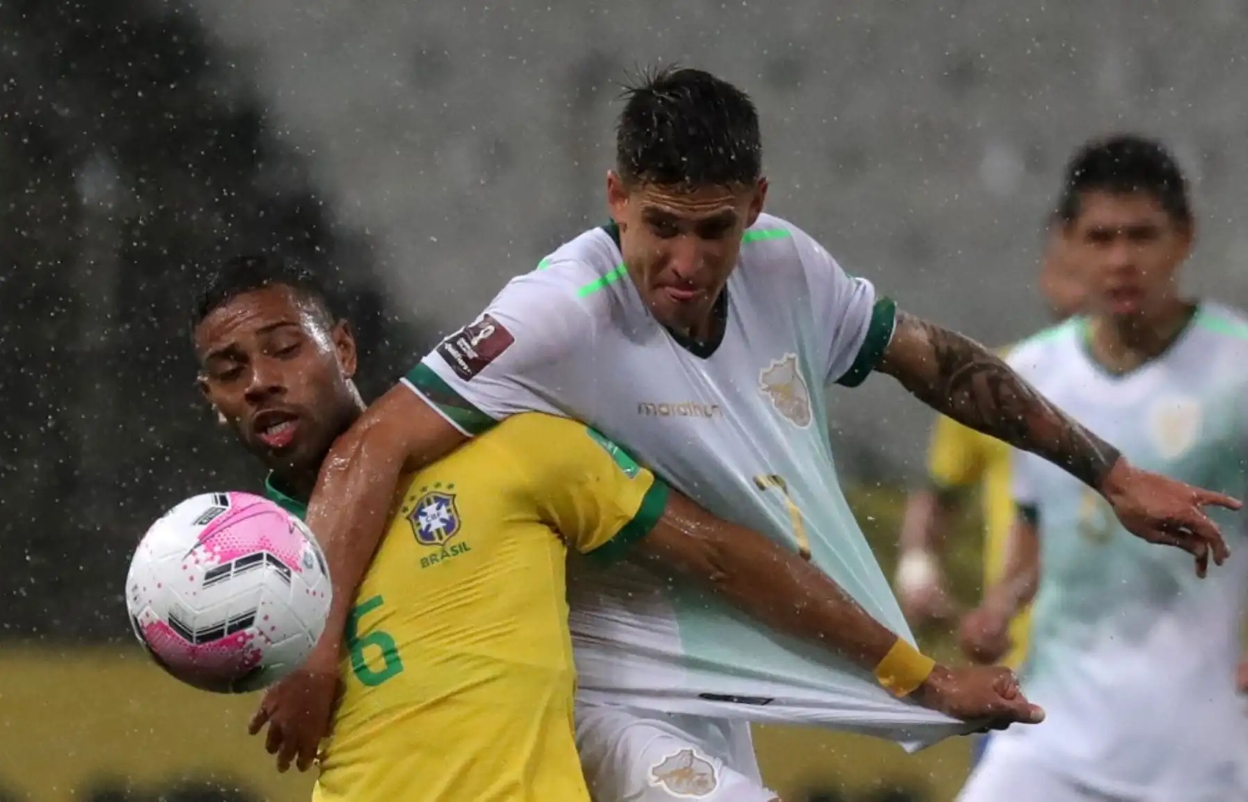 El brasileño Renan Lodi (izq.) Y el boliviano Cristian Arabe compiten por el balón durante su partido clasificatorio sudamericano para la Copa Mundial de la FIFA 2022 en el Neo Química Arena, también conocido como Itaquerao, en Sao Paulo, Brasil. Foto: AFP