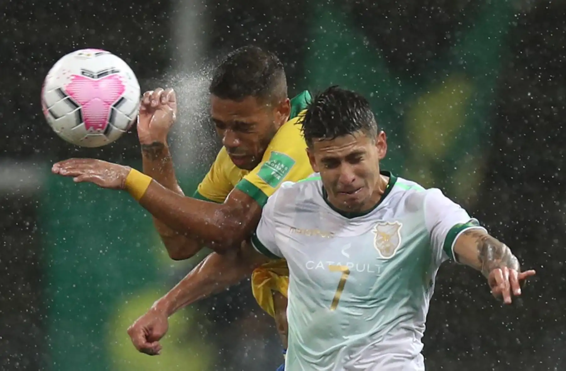 El boliviano Cristian Arabe (der.) Y el brasileño Renan Lodi compiten por el balón durante el partido clasificatorio sudamericano para la Copa Mundial de la FIFA 2022 en el Neo Química Arena, también conocido como Itaquerao, en Sao Paulo, Brasil. Foto: AFP