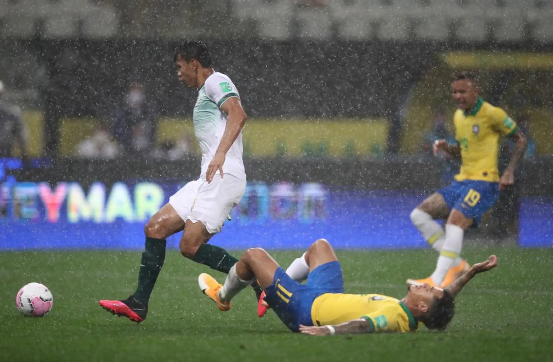 El boliviano José Sagredo (izq.) Y el brasileño Philippe Coutinho compiten por el balón durante su partido de fútbol clasificatorio sudamericano para la Copa Mundial de la FIFA 2022 en el Neo Química Arena, también conocido como Itaquerao, en Sao Paulo, Brasil. Foto: AFP
