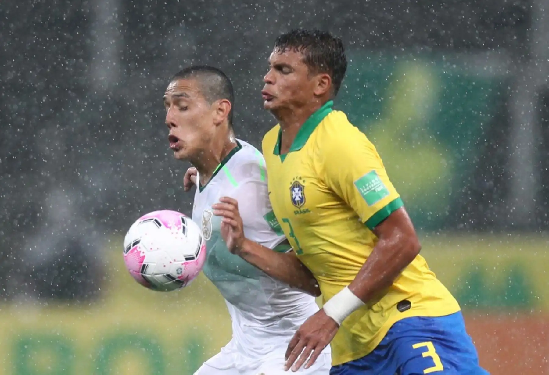 El boliviano César Menacho (izq.) Y el brasileño Thiago Silva compiten por el balón durante el partido clasificatorio sudamericano para la Copa Mundial de la FIFA 2022 en el Neo Química Arena, también conocido como Itaquerao, en Sao Paulo, Brasil. Foto: AFP
