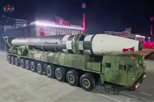 10/10/2020   Una captura de pantalla tomada de una transmisión de KCNA el 10 de octubre de 2020 muestra misiles balísticos intercontinentales Hwasong-15 de Corea del Norte durante un desfile militar que marca el 75 aniversario de la fundación del Partido de los Trabajadores de Corea, en la plaza Kim Il Sung en Pyongyang. Foto: AFPAFP