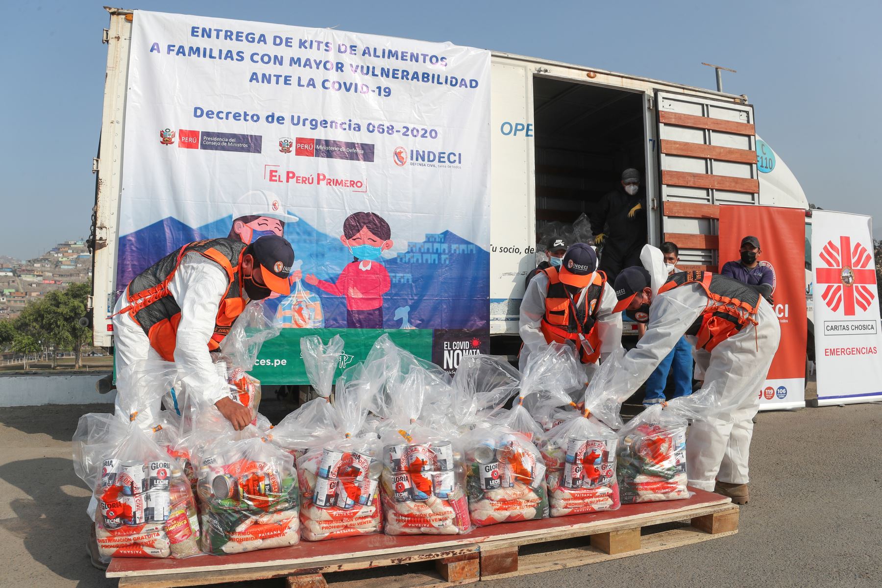 El presidente del Consejo de Ministros, Walter Martos, acompañado por el alcalde de San Juan de Lurigancho, Alex Gonzáles y el jefe del Indeci, Luis Carranza Micala; participa en la entrega de bolsas de víveres a familias en situación de vulnerabilidad de este distrito. Foto: ANDINA/PCM