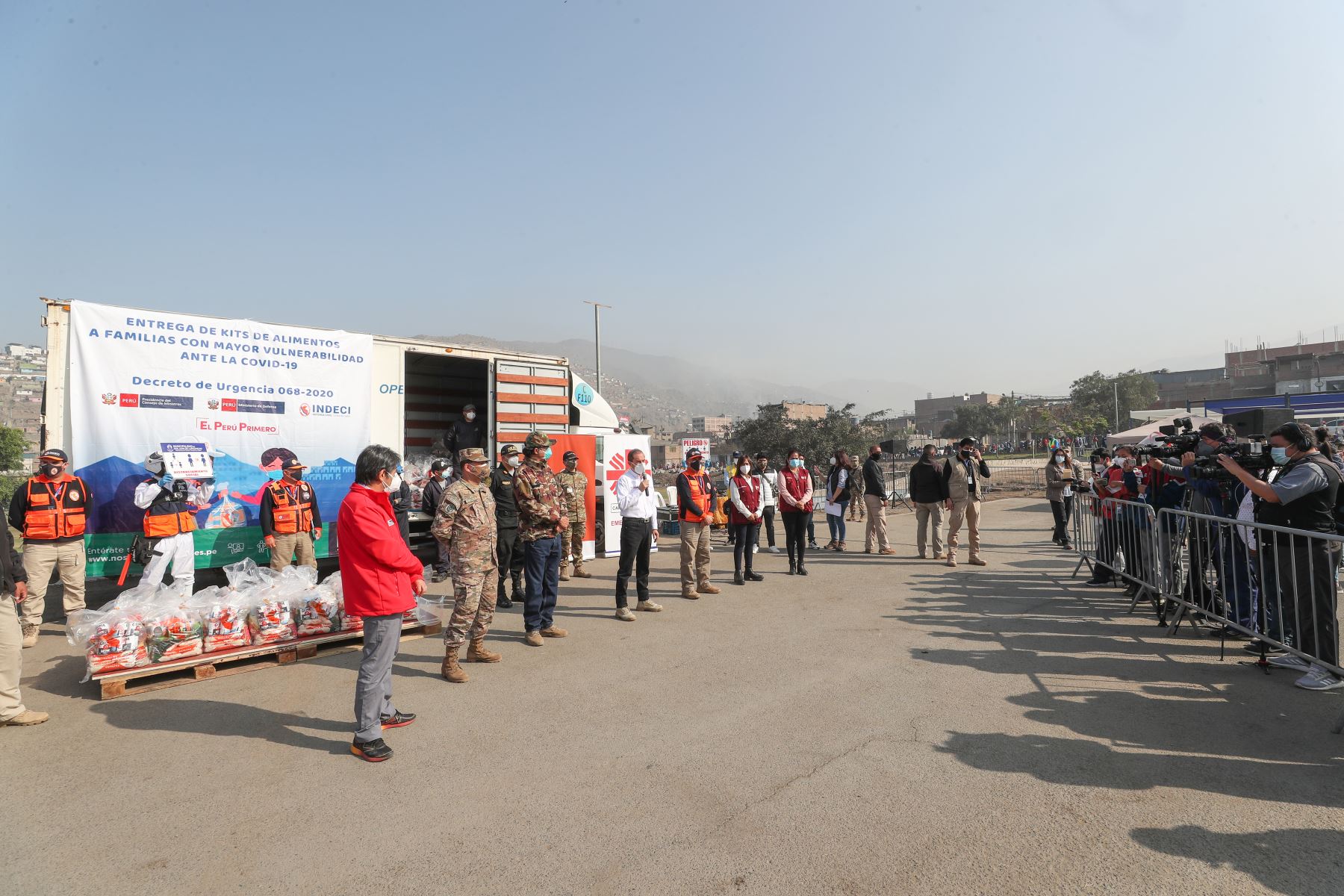 El presidente del Consejo de Ministros, Walter Martos, acompañado por el alcalde de San Juan de Lurigancho, Alex Gonzáles y el jefe del Indeci, Luis Carranza Micala; participa en la entrega de bolsas de víveres a familias en situación de vulnerabilidad de este distrito. Foto: ANDINA/PCM