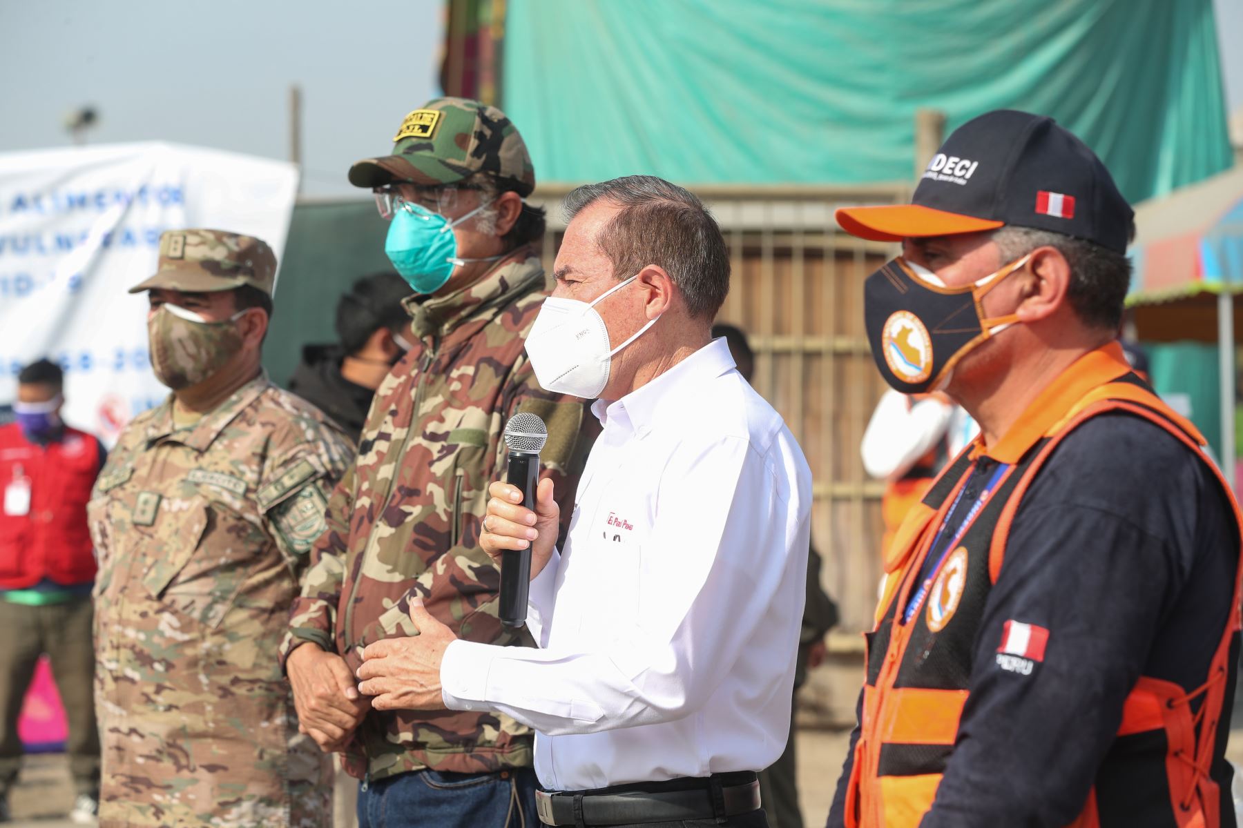 El presidente del Consejo de Ministros, Walter Martos, acompañado por el alcalde de San Juan de Lurigancho, Alex Gonzáles y el jefe del Indeci, Luis Carranza Micala; participa en la entrega de bolsas de víveres a familias en situación de vulnerabilidad de este distrito. Foto: ANDINA/PCM