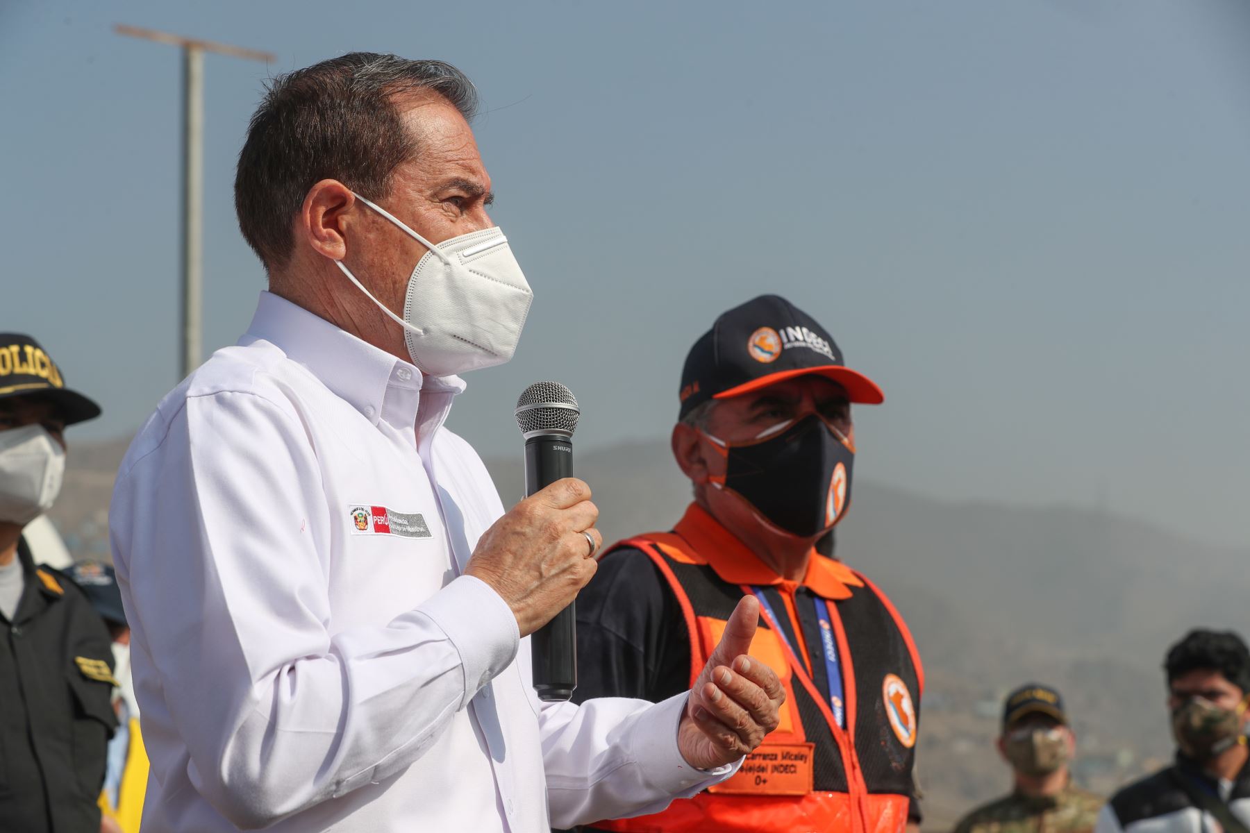 El presidente del Consejo de Ministros, Walter Martos, acompañado por el alcalde de San Juan de Lurigancho, Alex Gonzáles y el jefe del Indeci, Luis Carranza Micala; participa en la entrega de bolsas de víveres a familias en situación de vulnerabilidad de este distrito. Foto: ANDINA/PCM