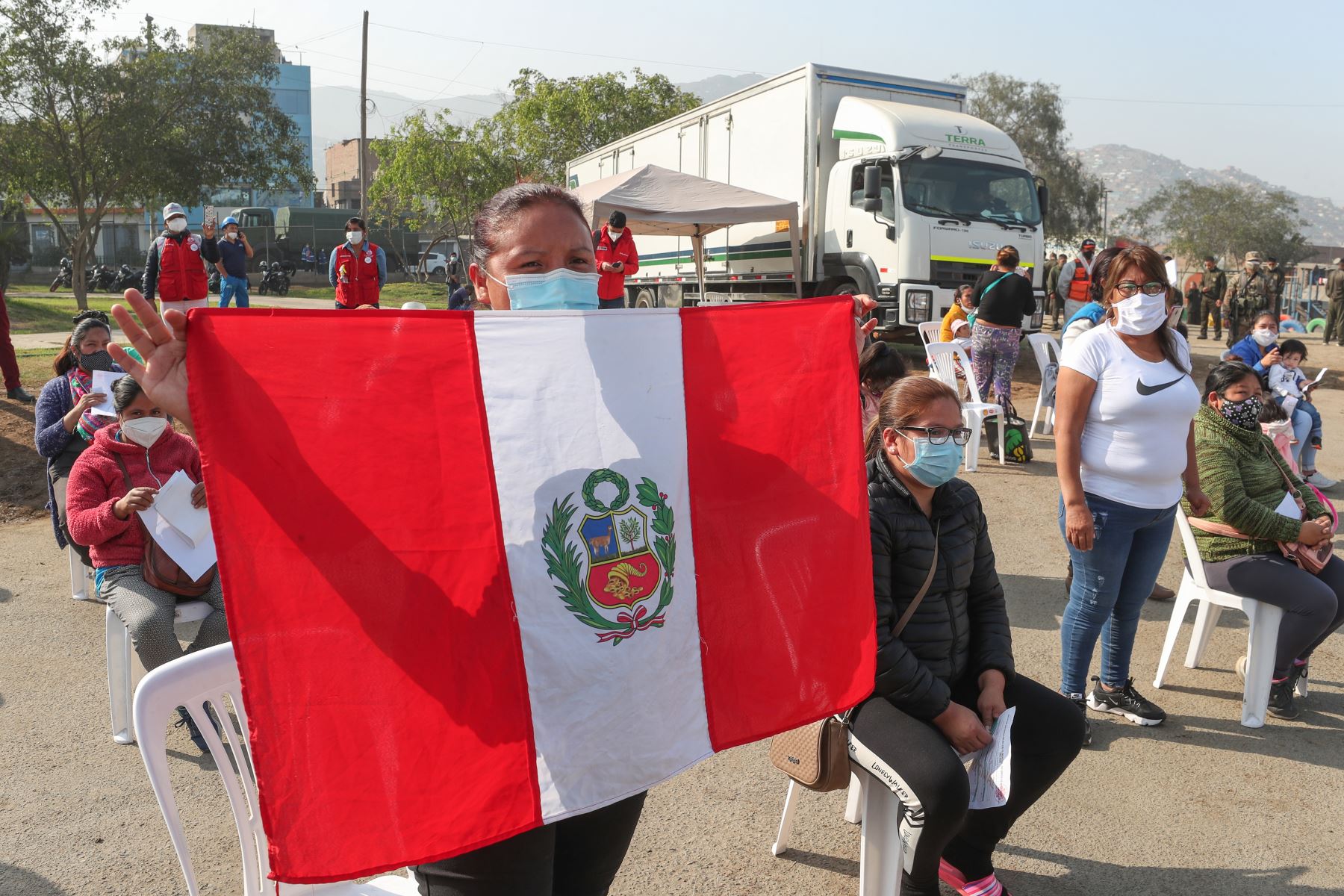 El presidente del Consejo de Ministros, Walter Martos, acompañado por el alcalde de San Juan de Lurigancho, Alex Gonzáles y el jefe del Indeci, Luis Carranza Micala; participa en la entrega de bolsas de víveres a familias en situación de vulnerabilidad de este distrito. Foto: ANDINA/PCM