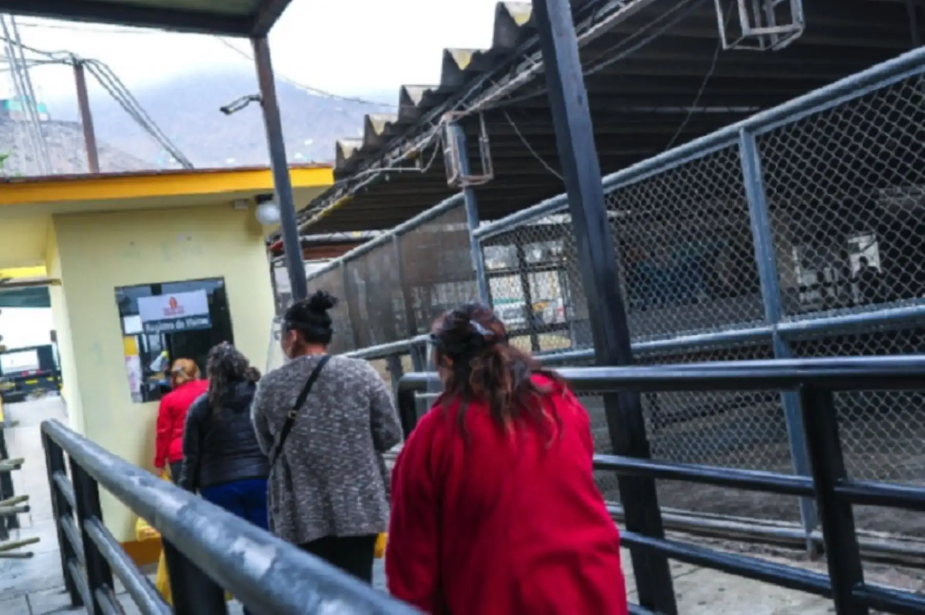 El Instituto Nacional Penitenciario (INPE), continuará manteniendo la restricción de visitas en los 68 establecimientos penitenciarios a nivel nacional, con la finalidad de velar por la integridad física y mental de sus albergados, así como de sus familiares, hasta que se restablezcan las condiciones sanitarias en el país. Foto: INPE