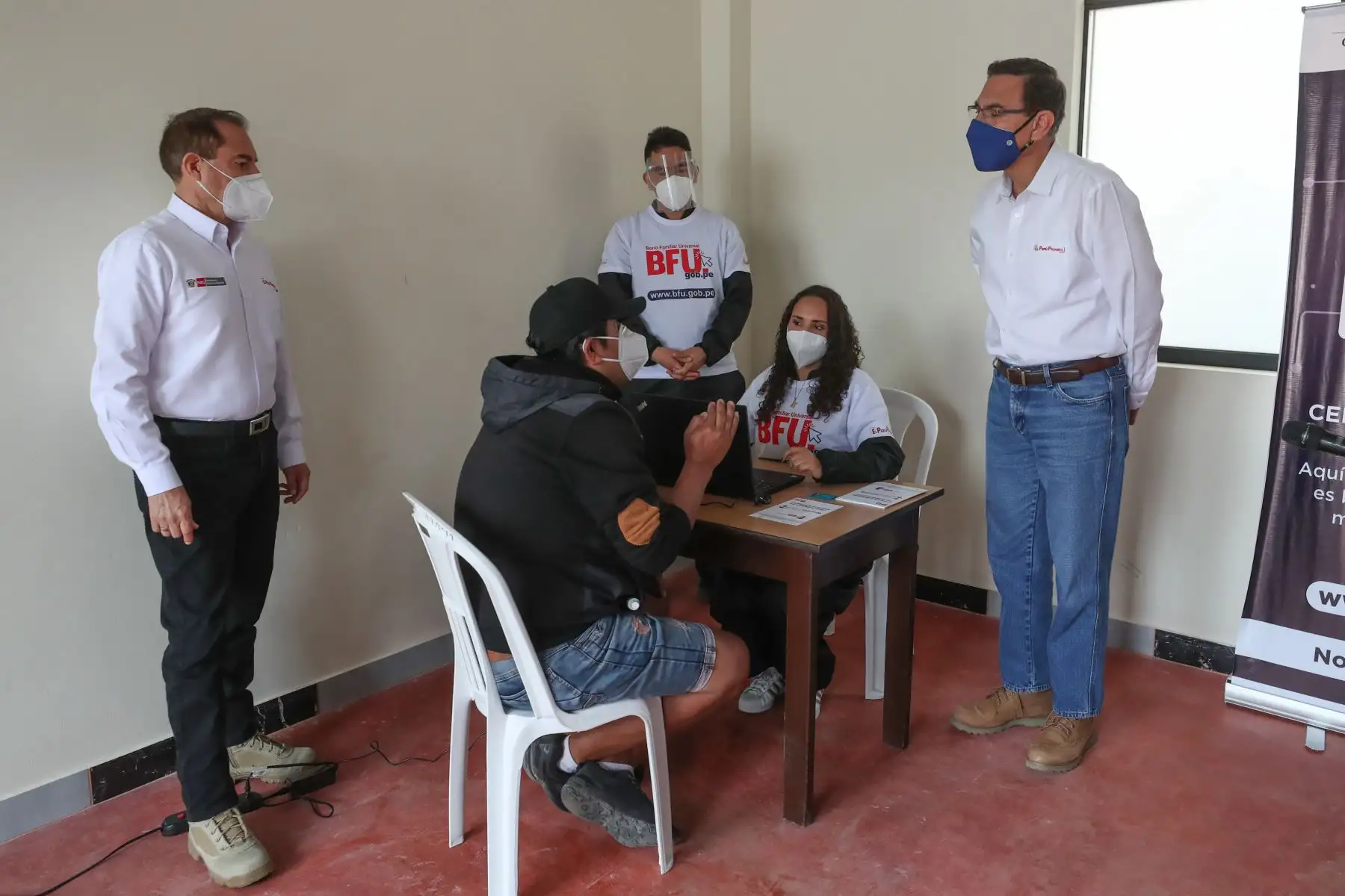 El presidente de la República, Martín Vizcarra y el premier Walter Martos, supervisan el Centro de Atención Autorizado del Bono Familiar Universal, ubicado en el Colegio Fe y Alegría, de Villa El Salvador. Foto: ANDINA/PCM