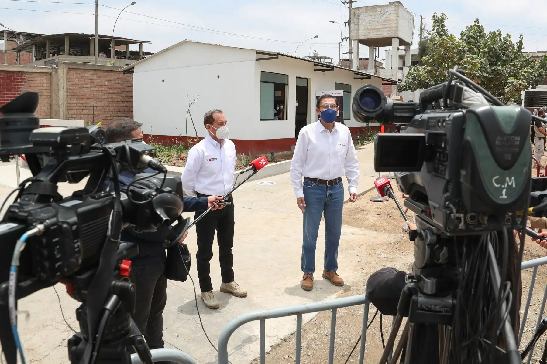 El presidente de la República, Martín Vizcarra y el premier Walter Martos, supervisan el Centro de Atención Autorizado del Bono Familiar Universal, ubicado en el Colegio Fe y Alegría, de Villa El Salvador. Foto: ANDINA/PCM