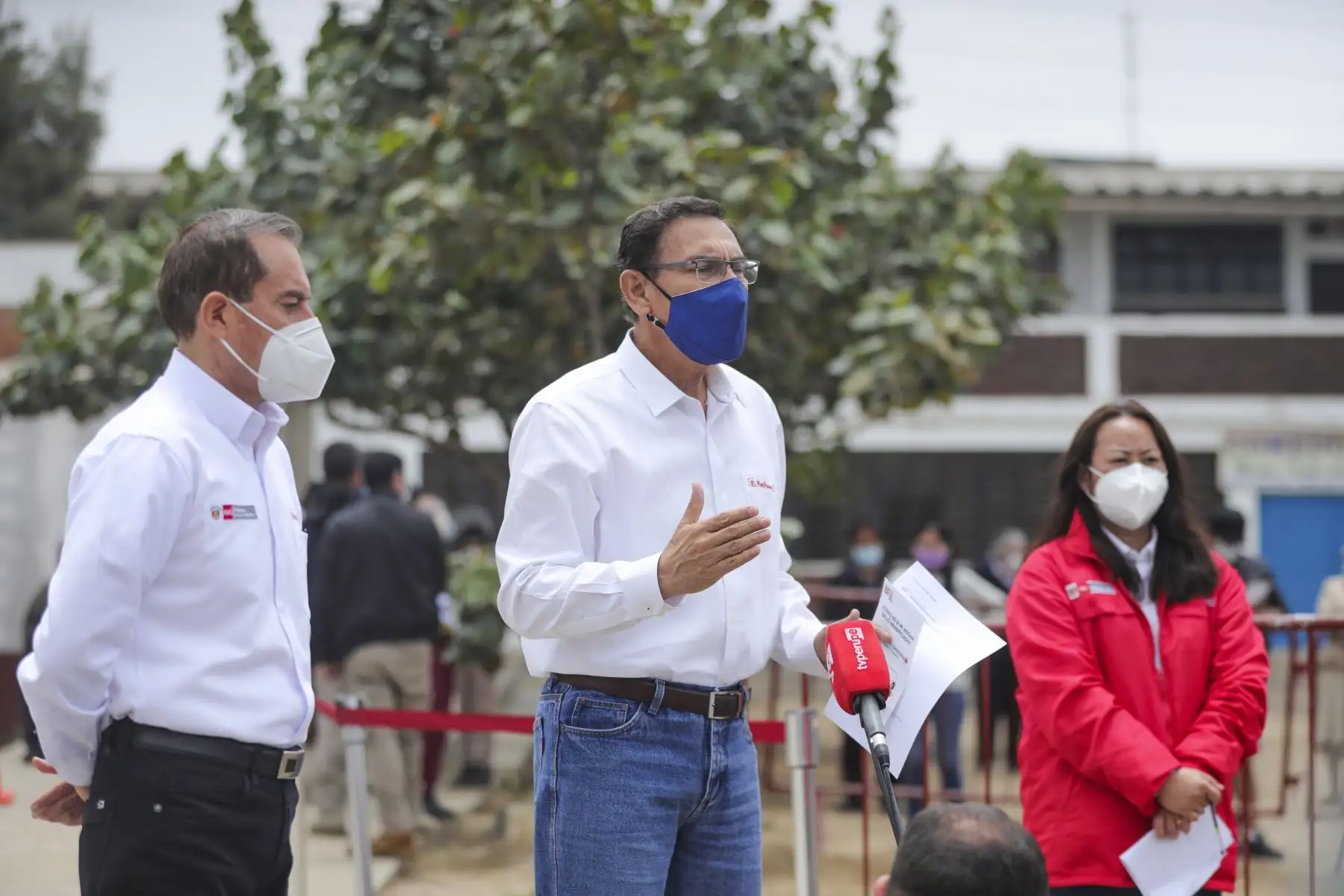 El presidente de la República, Martín Vizcarra y el premier Walter Martos, supervisan el Centro de Atención Autorizado del Bono Familiar Universal, ubicado en el Colegio Fe y Alegría, de Villa El Salvador. Foto: ANDINA/Prensa Presidencia