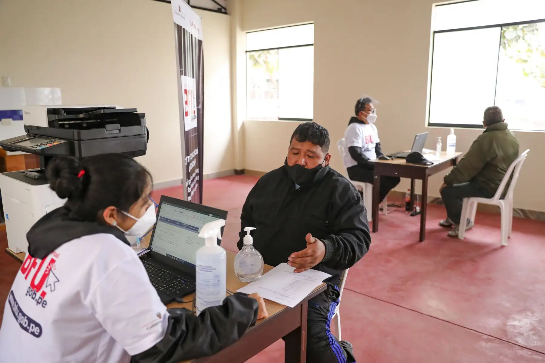 El presidente de la República, Martín Vizcarra y el premier Walter Martos, supervisan el Centro de Atención Autorizado del Bono Familiar Universal, ubicado en el Colegio Fe y Alegría, de Villa El Salvador. Foto: ANDINA/Prensa Presidencia
