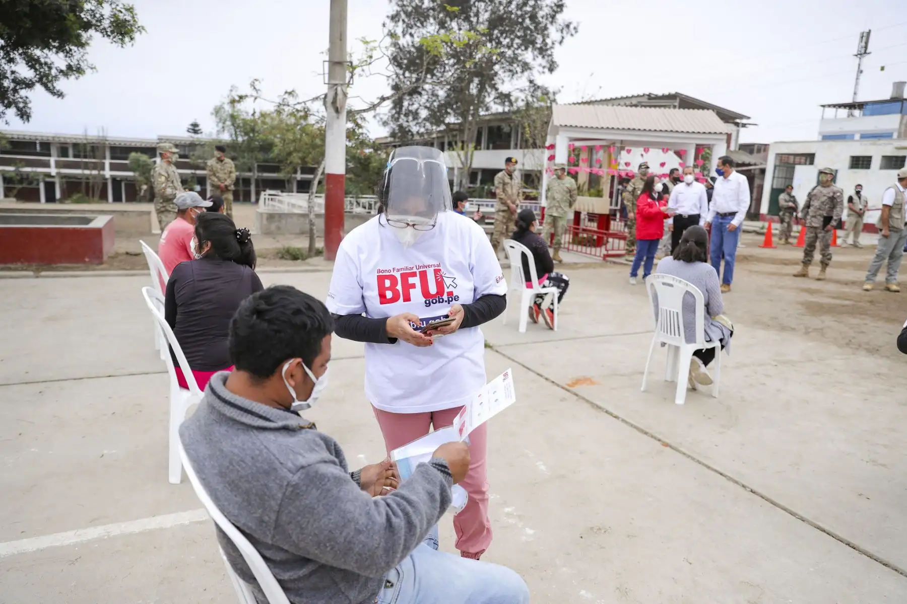 El presidente de la República, Martín Vizcarra y el premier Walter Martos, supervisan el Centro de Atención Autorizado del Bono Familiar Universal, ubicado en el Colegio Fe y Alegría, de Villa El Salvador. Foto: ANDINA/Prensa Presidencia
