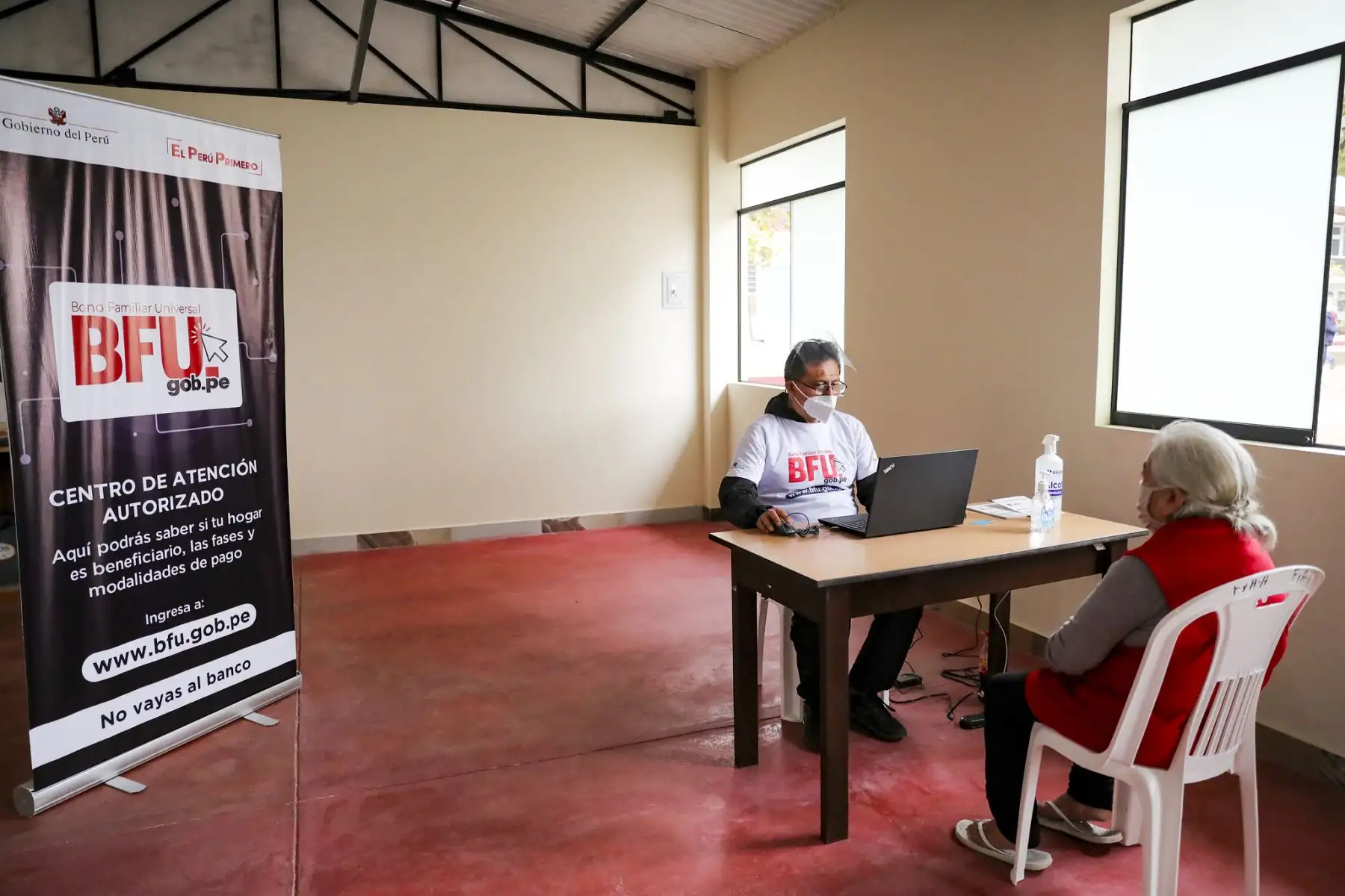 El presidente de la República, Martín Vizcarra y el premier Walter Martos, supervisan el Centro de Atención Autorizado del Bono Familiar Universal, ubicado en el Colegio Fe y Alegría, de Villa El Salvador. Foto: ANDINA/Prensa Presidencia