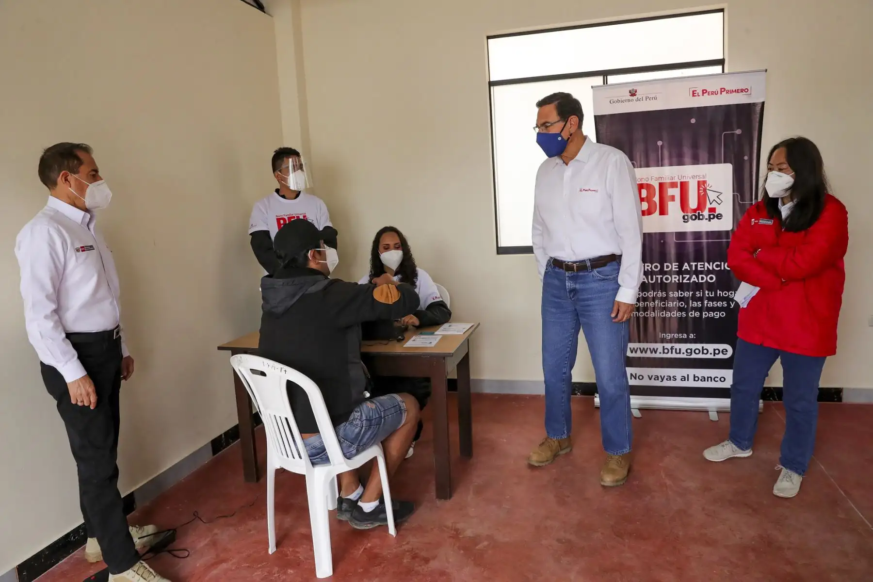 El presidente de la República, Martín Vizcarra y el premier Walter Martos, supervisan el Centro de Atención Autorizado del Bono Familiar Universal, ubicado en el Colegio Fe y Alegría, de Villa El Salvador. Foto: ANDINA/Prensa Presidencia