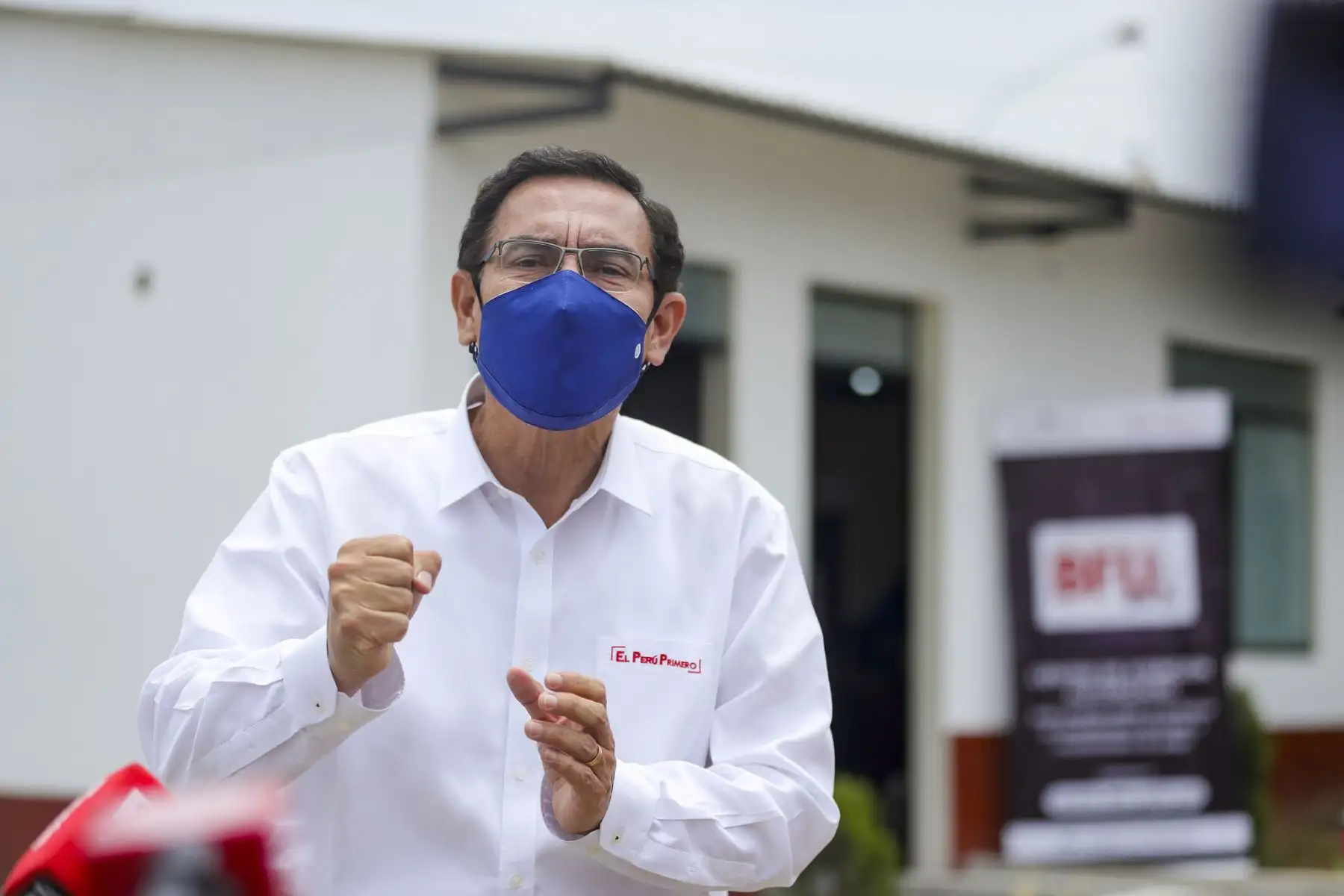 El presidente de la República, Martín Vizcarra y el premier Walter Martos, supervisan el Centro de Atención Autorizado del Bono Familiar Universal, ubicado en el Colegio Fe y Alegría, de Villa El Salvador. Foto: ANDINA/Prensa Presidencia