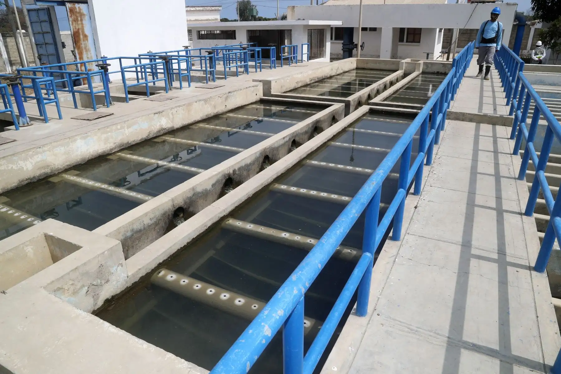 El ministro de Vivienda, Construcción y Saneamiento, Carlos Lozada, inspeccionó avance de obras e instalación de los servicios de agua potable y alcantarillado en el caserío de Francos, distrito de San Jacinto, provincia de Tumbes. Foto: ANDINA/Ministerio de Vivienda