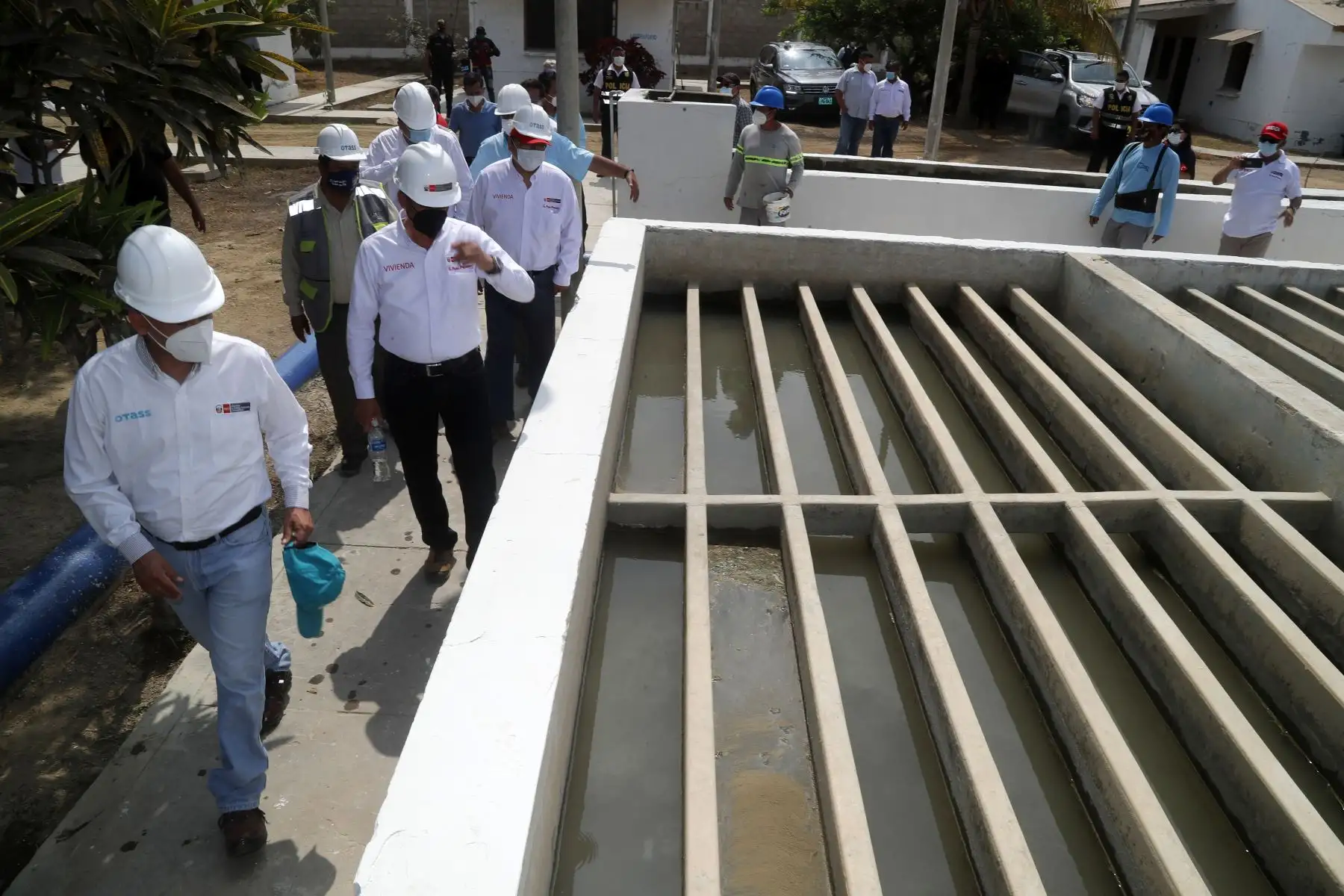 El ministro de Vivienda, Construcción y Saneamiento, Carlos Lozada, inspeccionó avance de obras e instalación de los servicios de agua potable y alcantarillado en el caserío de Francos, distrito de San Jacinto, provincia de Tumbes. Foto: ANDINA/Ministerio de Vivienda