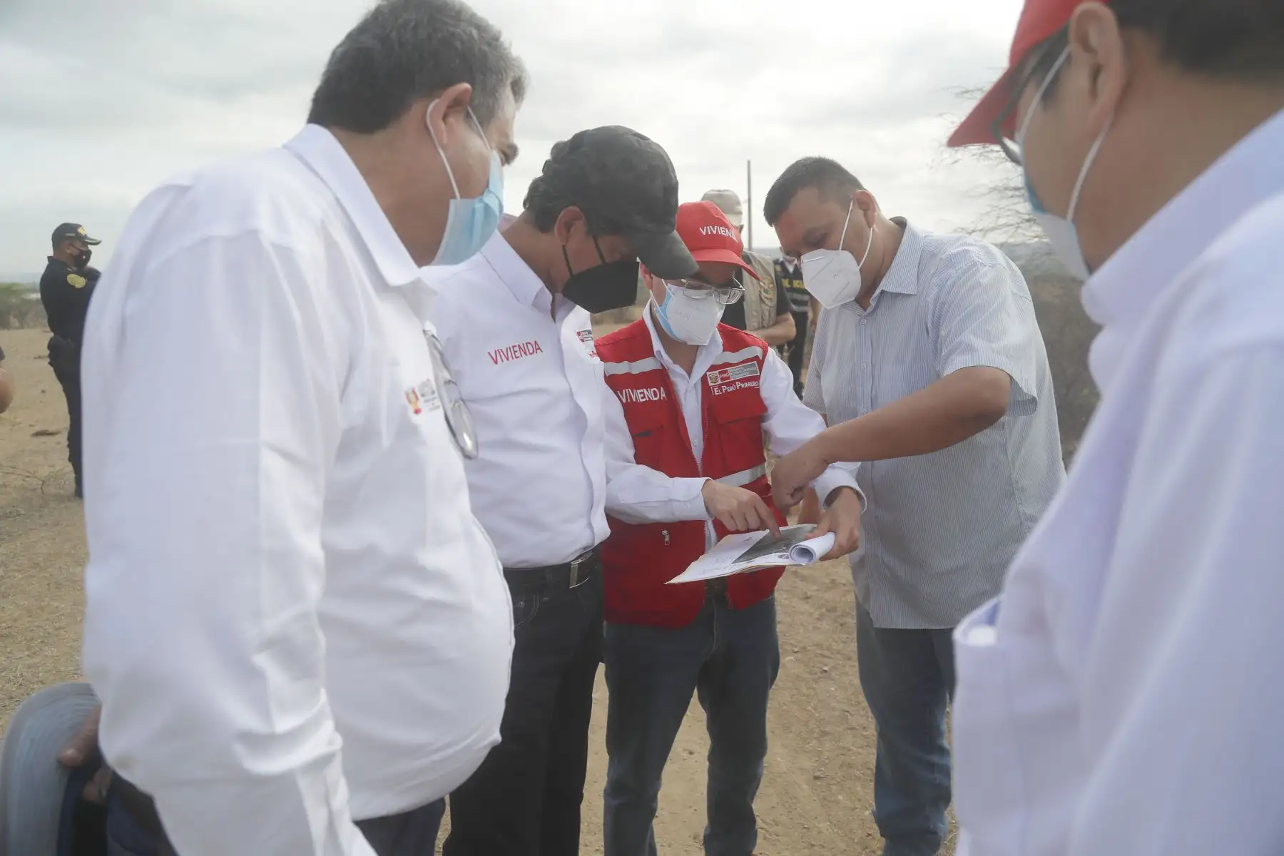 El ministro de Vivienda, Construcción y Saneamiento, Carlos Lozada, inspeccionó avance de obras e instalación de los servicios de agua potable y alcantarillado en el caserío de Francos, distrito de San Jacinto, provincia de Tumbes. Foto: ANDINA/Ministerio de Vivienda