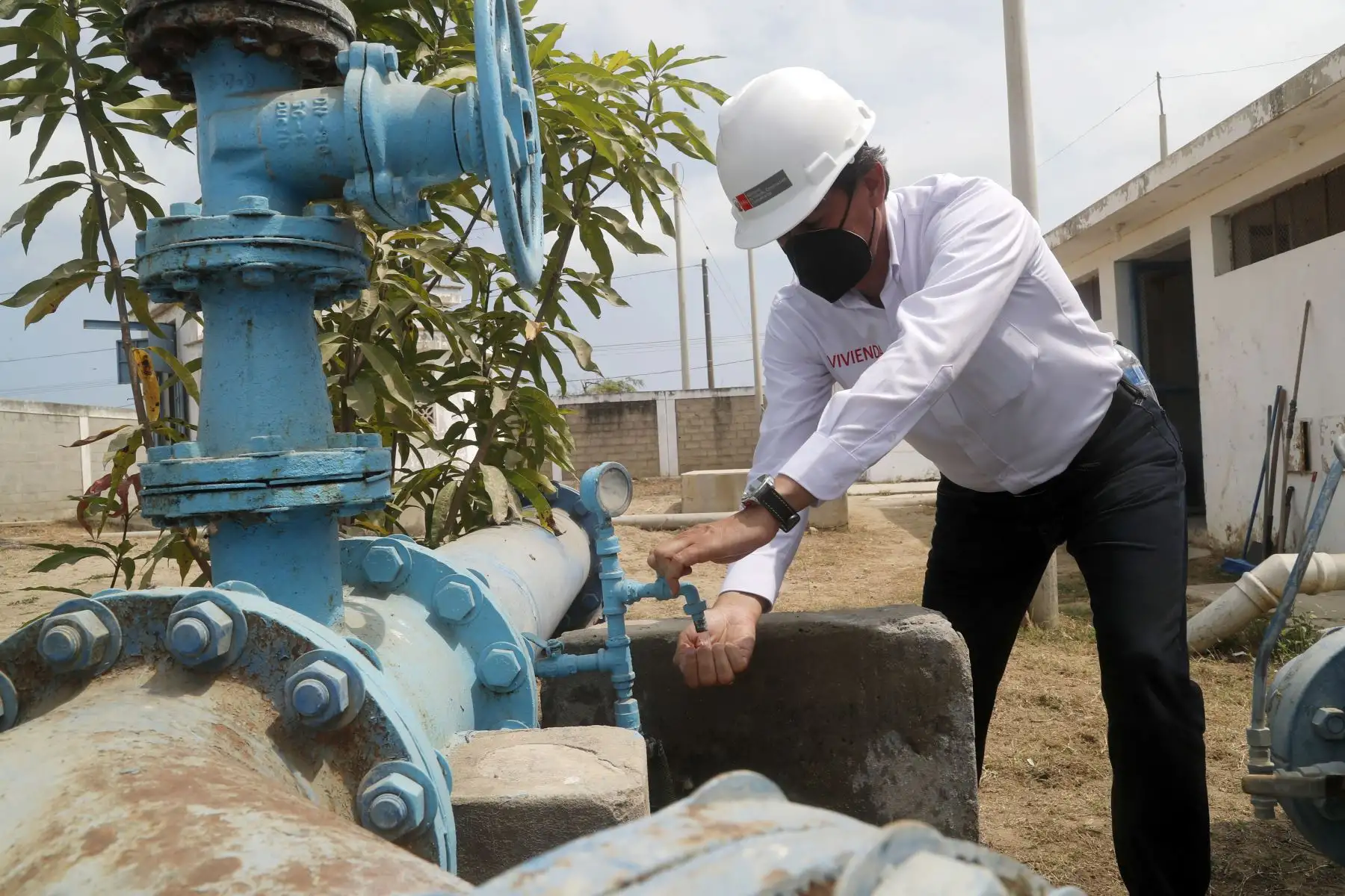 El ministro de Vivienda, Construcción y Saneamiento, Carlos Lozada Contreras, informó que su sector invierte este año en la región Tumbes cerca de 73 millones de soles en obras de agua y programas destinados a reducir la brecha habitacional y mejorar el entorno urbano. Foto: MVCS