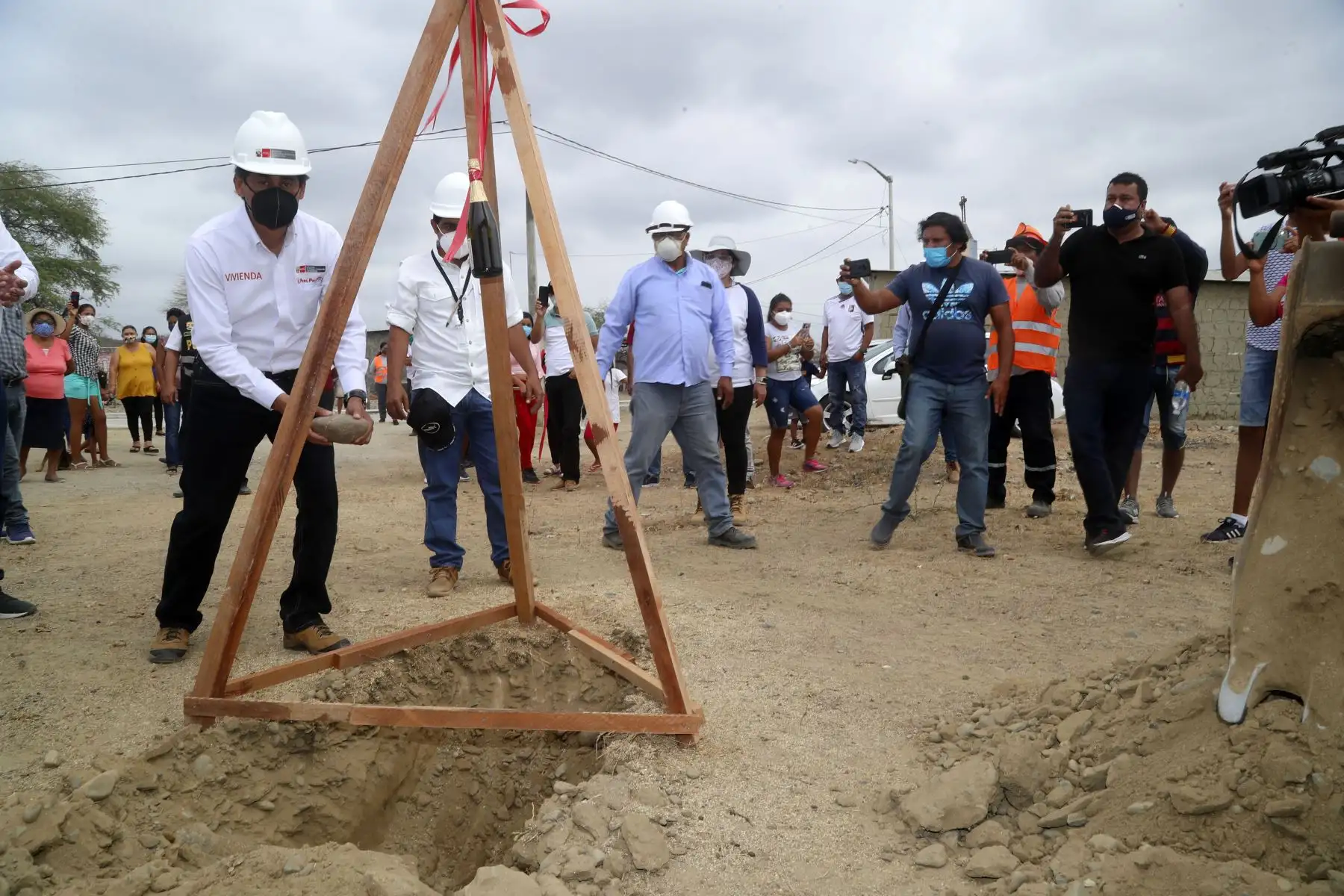 El ministro de Vivienda, Construcción y Saneamiento, Carlos Lozada, inspeccionó avance de obras e instalación de los servicios de agua potable y alcantarillado en el caserío de Francos, distrito de San Jacinto, provincia de Tumbes. Foto: ANDINA/Ministerio de Vivienda
