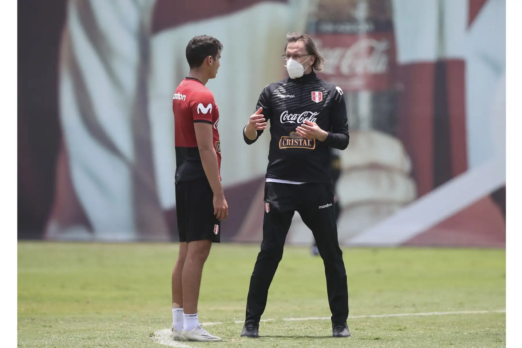 El DT de la Selección peruana, Ricardo Gareca, dirige los entrenamientos previo a su partido contra Brasil por la fecha 2 de las Clasificatorias Qatar 2022. Foto: ANDINA/@SeleccionPeru