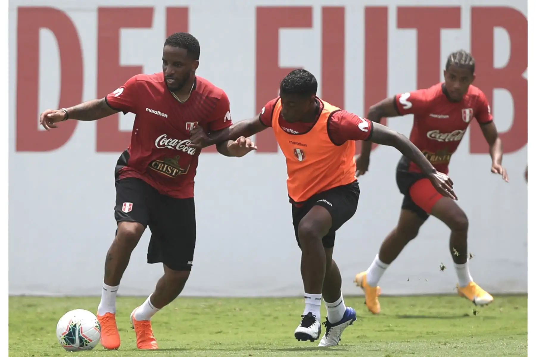 El futbolista Jefferson Farfán de la Selección peruana continúa los entrenamientos previo a su partido contra Brasil por la fecha 2 de las Clasificatorias Qatar 2022. Foto: @SeleccionPeru