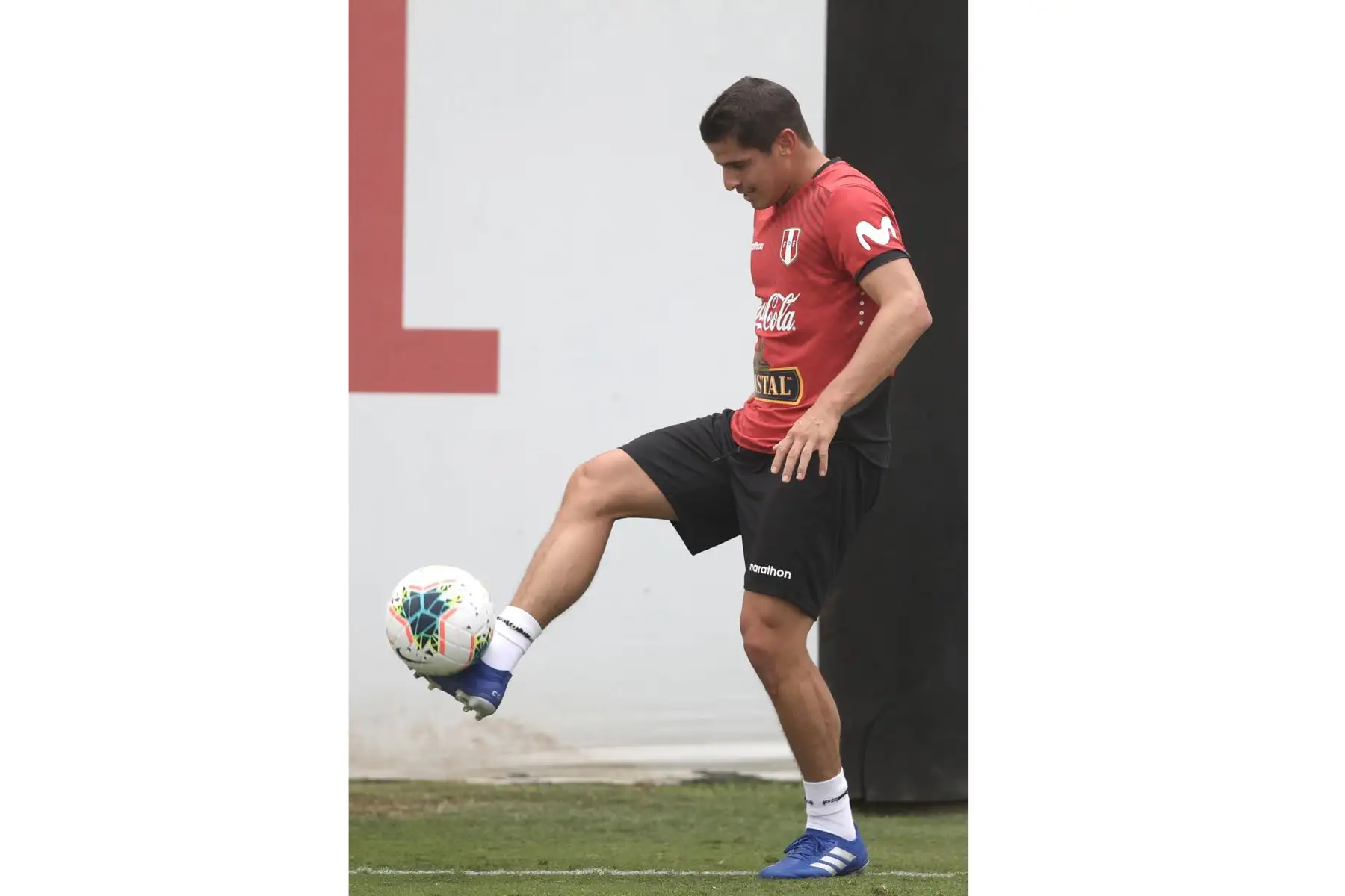 El futbolista Aldo Corzo de la Selección peruana continúa los entrenamientos previo a su partido contra Brasil por la fecha 2 de las Clasificatorias Qatar 2022. Foto: @SeleccionPeru