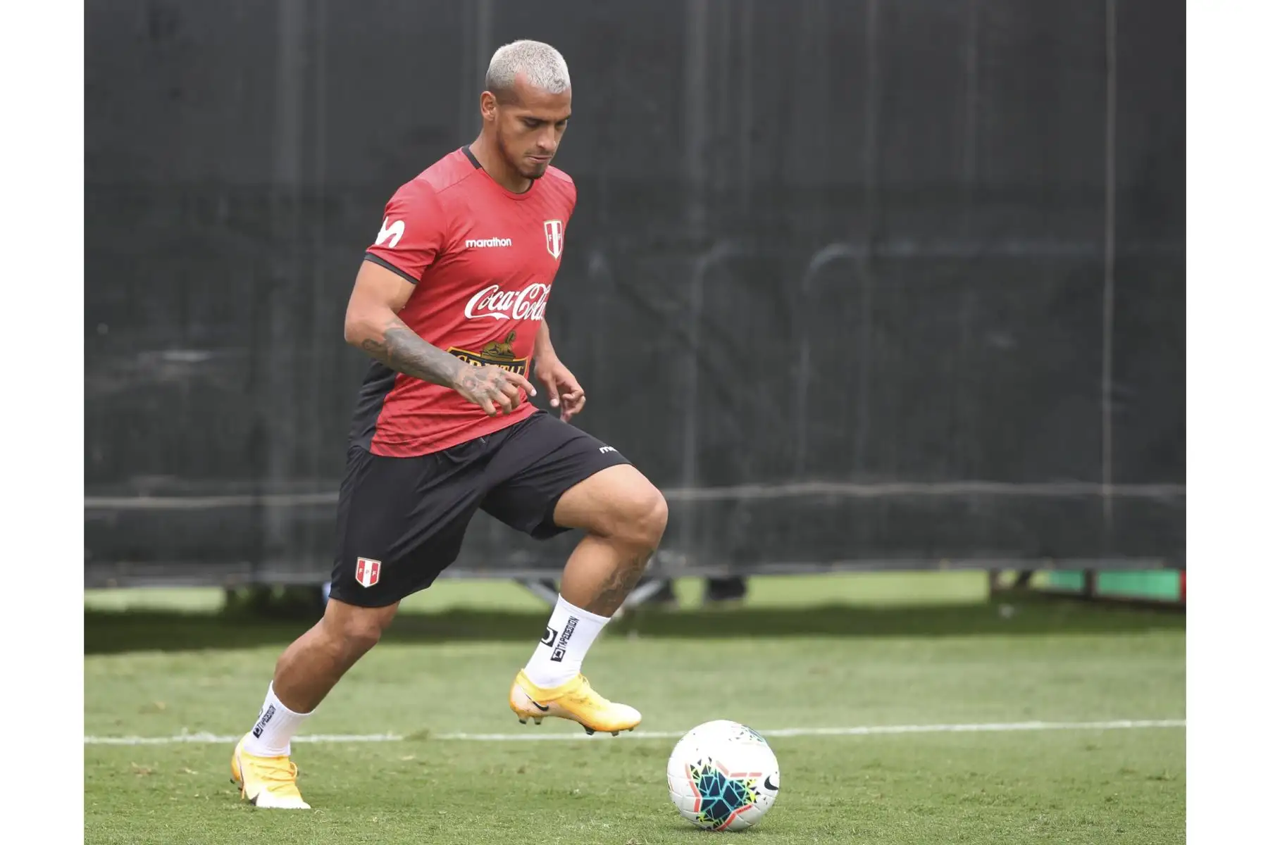 El futbolista Miguel de la Selección Trauco de la Selección peruana continúa los entrenamientos previo a su partido contra Brasil por la fecha 2 de las Clasificatorias Qatar 2022. Foto: @SeleccionPeru