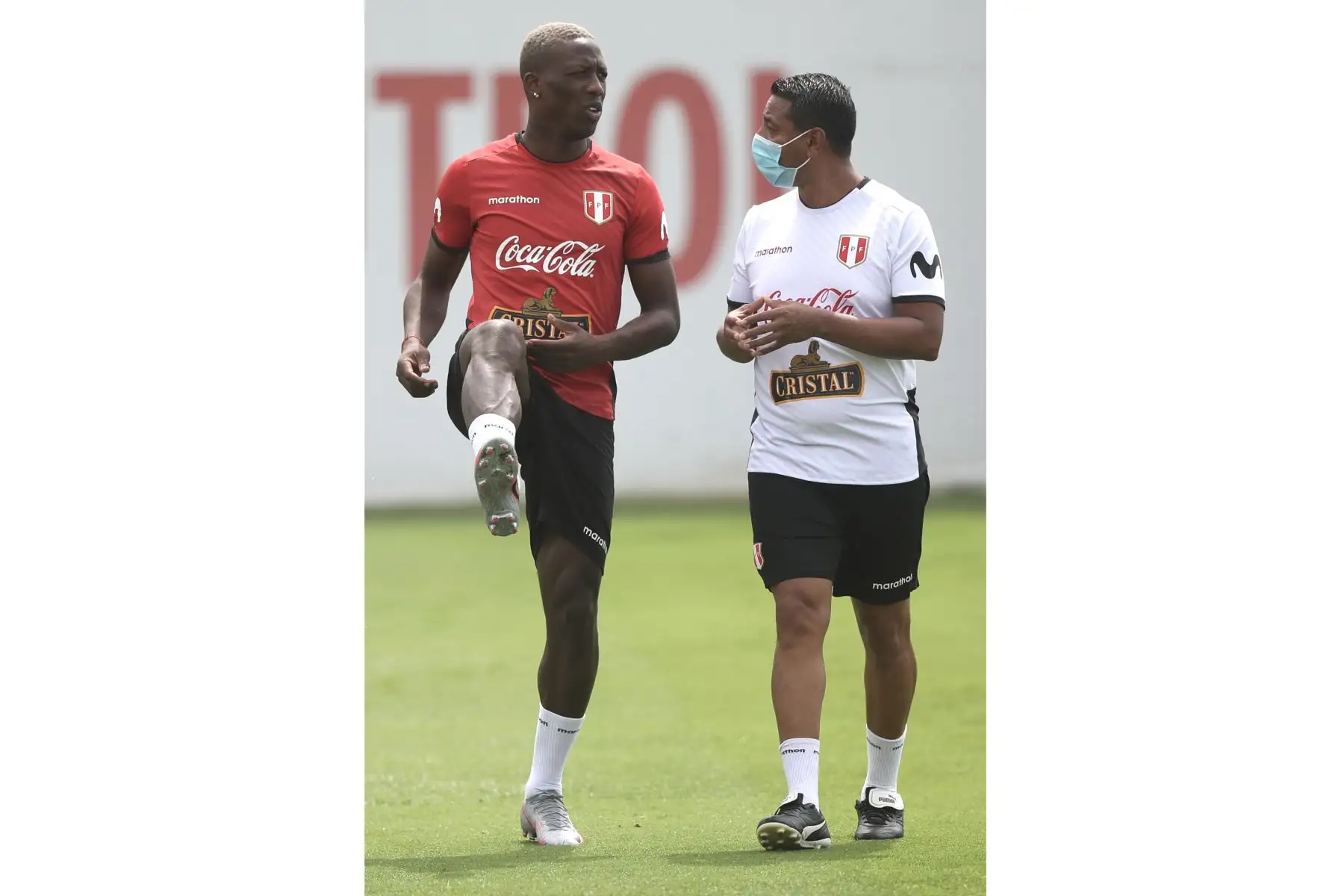 El futbolista Luis Advincula junto al asistente técnico Nolberto Solano de la Selección peruana continúan los entrenamientos previo a su partido contra Brasil por la fecha 2 de las Clasificatorias Qatar 2022. Foto: @SeleccionPeru