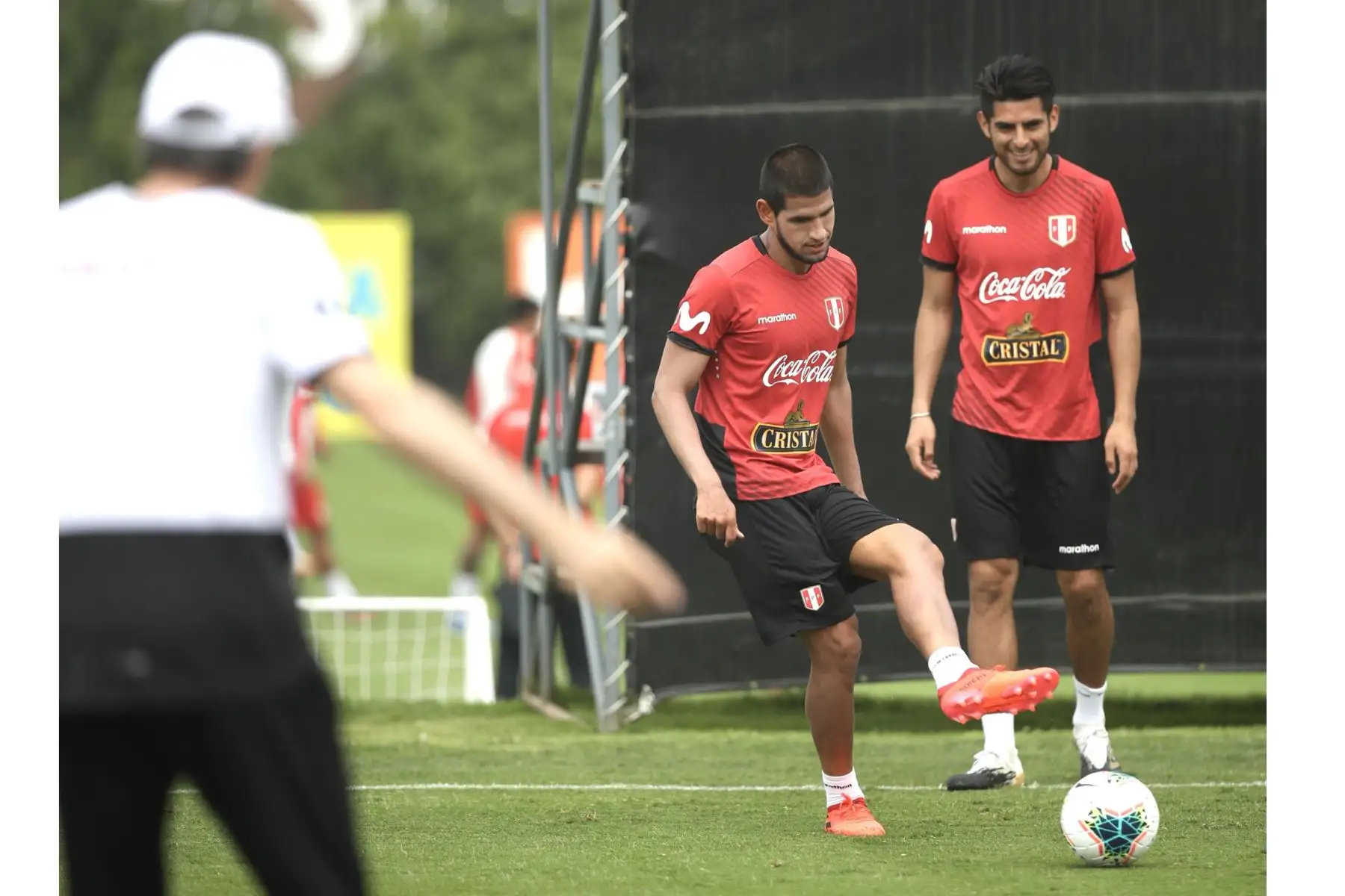 El futbolista Luis Abram junto a su compañero Carlos Zambrano de la Selección Trauco de la Selección peruana continúan los entrenamientos previo a su partido contra Brasil por la fecha 2 de las Clasificatorias Qatar 2022. Foto: @SeleccionPeru