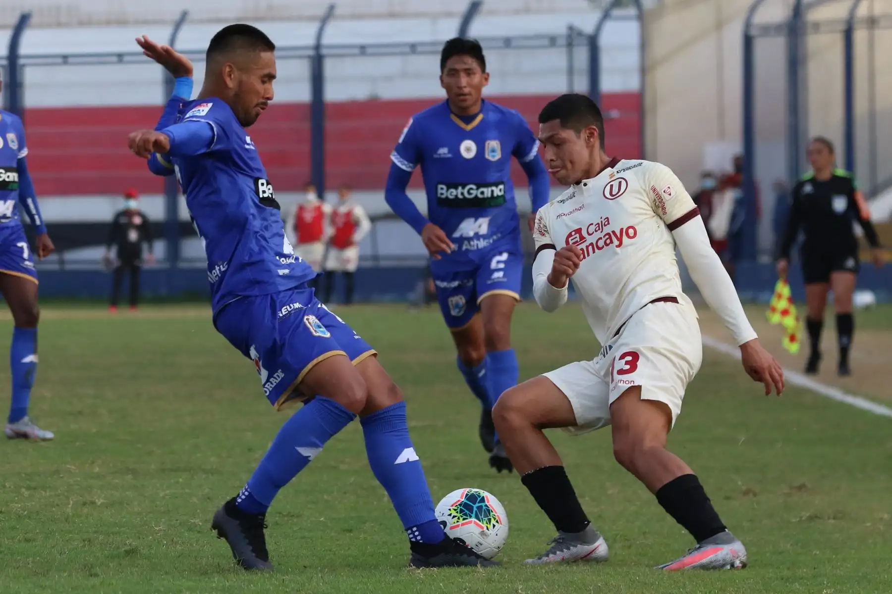 Universitario de Deportes y Deportivo Binacional empataron 1a1, en  partido disputado en el estadio Iván Elías Moreno, de Villa El Salvador, por la decimosétima fecha del torneo Apertura de la Liga 1.Foto: ANDINA/Liga 1 Universitario de Deportes y Deportivo Binacional empataron 1a1, en  partido disputado en el estadio Iván Elías Moreno, de Villa El Salvador, por la decimosétima fecha del torneo Apertura de la Liga 1.Foto: ANDINA/Liga 1