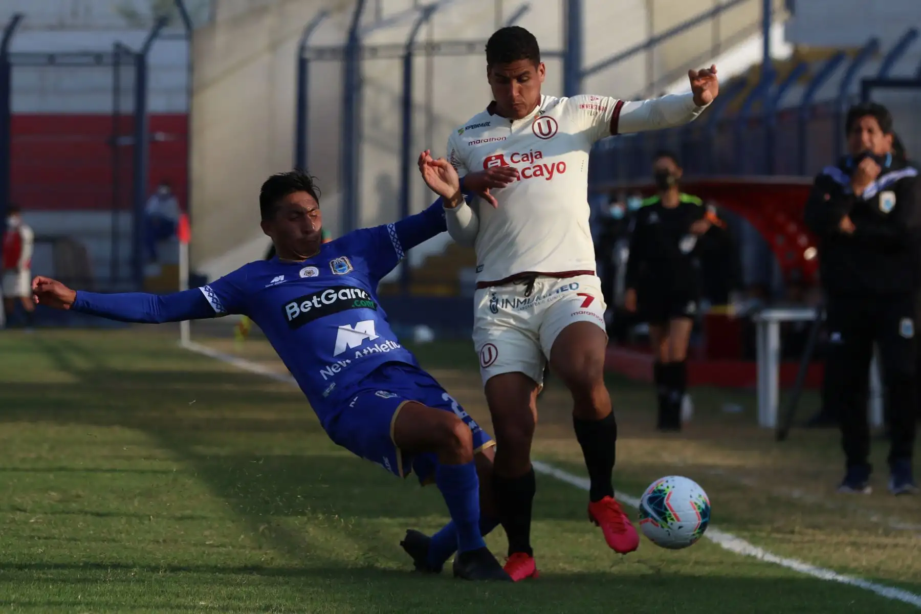 Universitario de Deportes y Deportivo Binacional empataron 1a1, en  partido disputado en el estadio Iván Elías Moreno, de Villa El Salvador, por la decimosétima fecha del torneo Apertura de la Liga 1.Foto: ANDINA/Liga 1 Universitario de Deportes y Deportivo Binacional empataron 1a1, en  partido disputado en el estadio Iván Elías Moreno, de Villa El Salvador, por la decimosétima fecha del torneo Apertura de la Liga 1.Foto: ANDINA/Liga 1