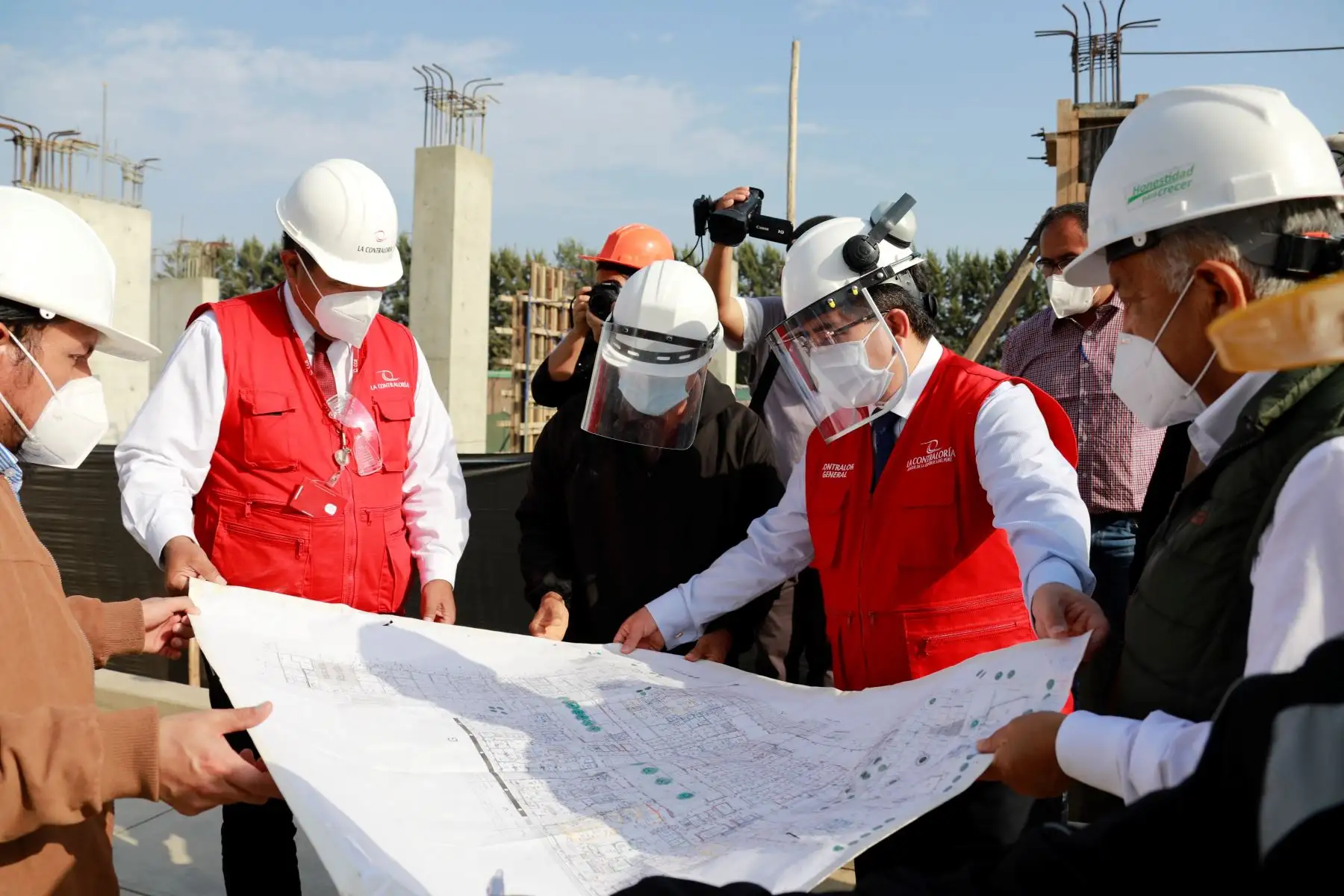 Contralor Nelson Shack inspeccionó el avance de obras en e el Hospital Regional de Cañete Foto: ANDINA/Difusión