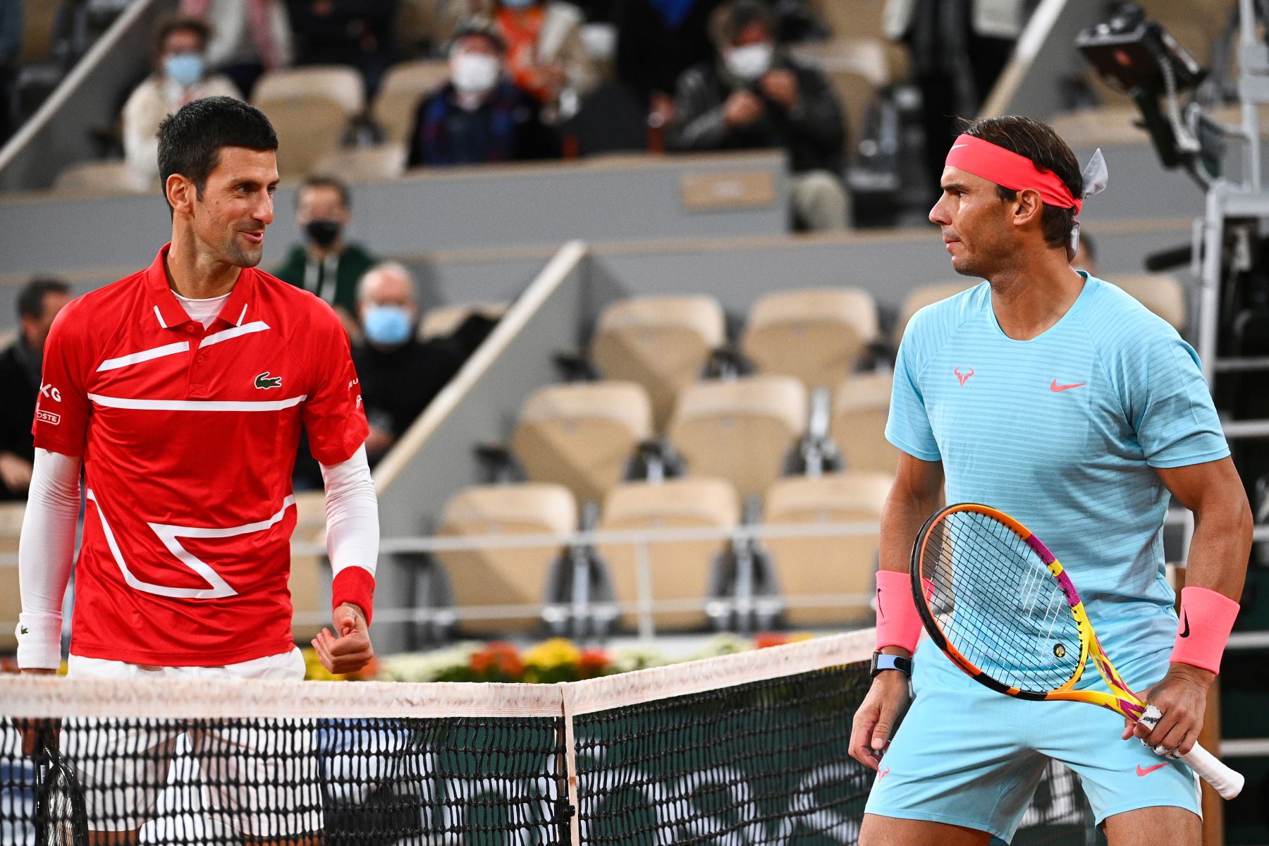 Rafael Nadal (d) venció a Novak Djokovic (i) en la final de Roland Garros 2020 (imagen de archivo). Foto: AFP