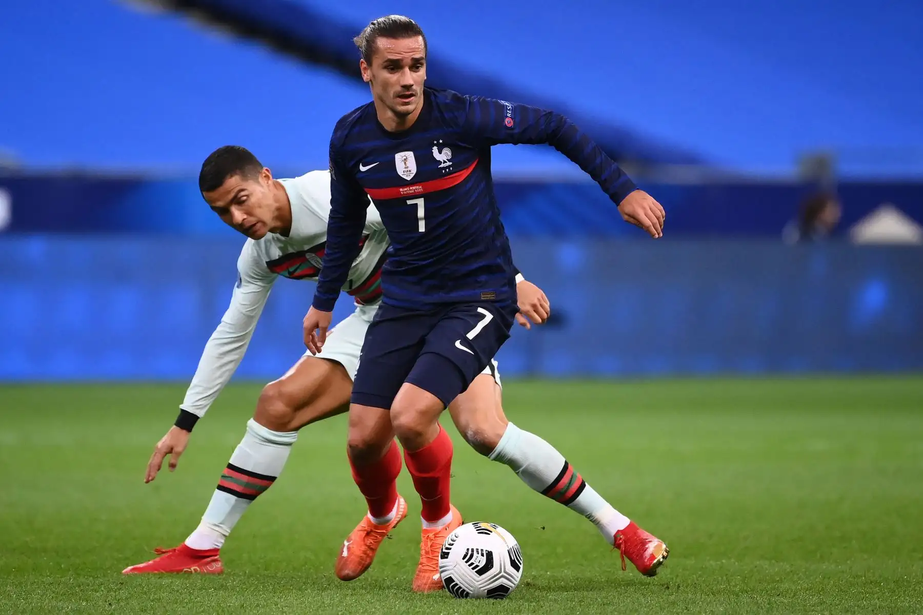 El delantero francés Antoine Griezmann compite con el delantero portugués Cristiano Ronaldo durante el partido de fútbol de la Liga de las Naciones en el Stade de France en Saint-Denis, en las afueras de París. Foto: AFP