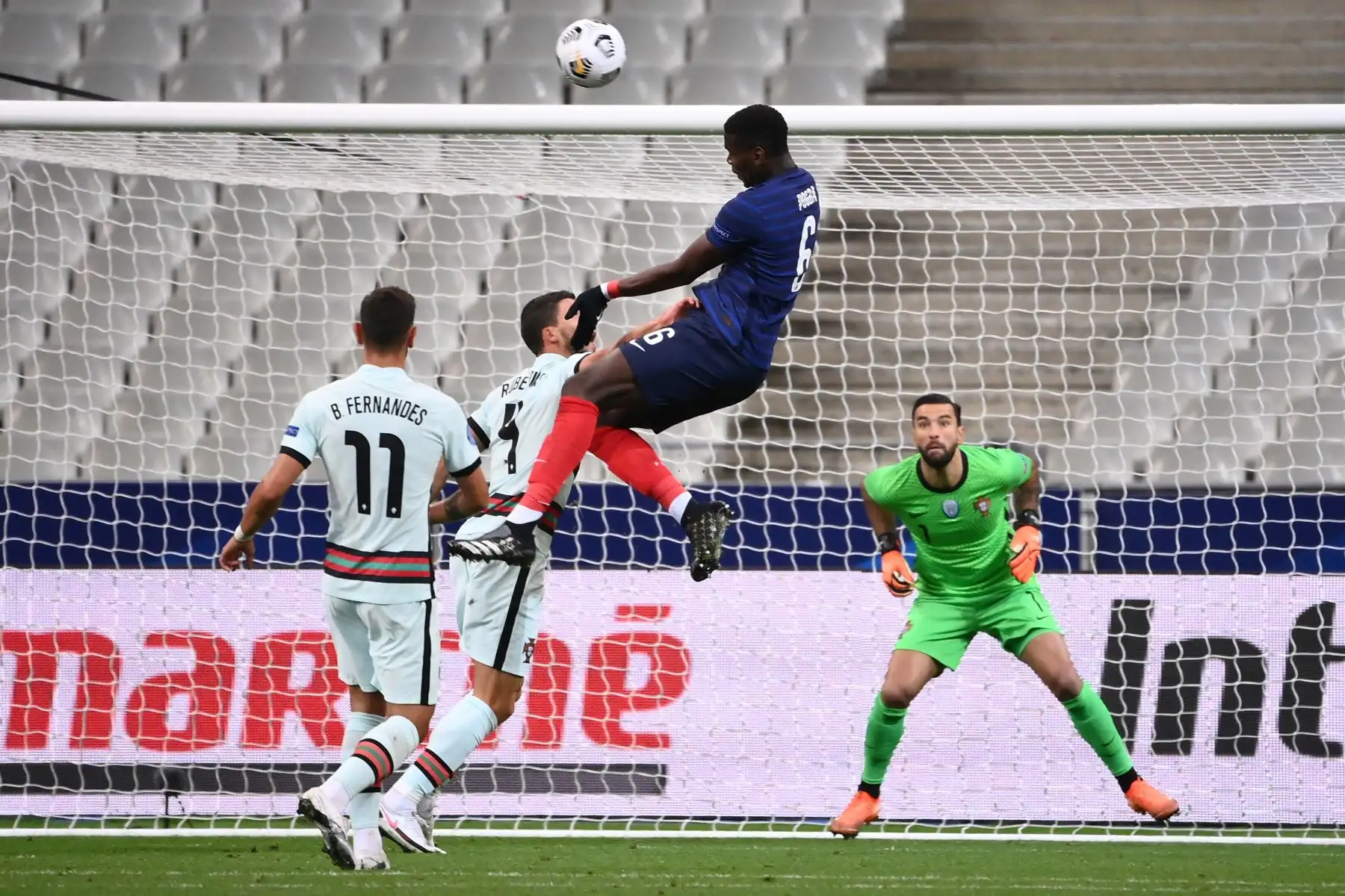 El mediocampista francés Paul Pogba cabecea el balón hacia la portería de Portugal durante el partido de fútbol de la Liga de las Naciones. Foto: AFP