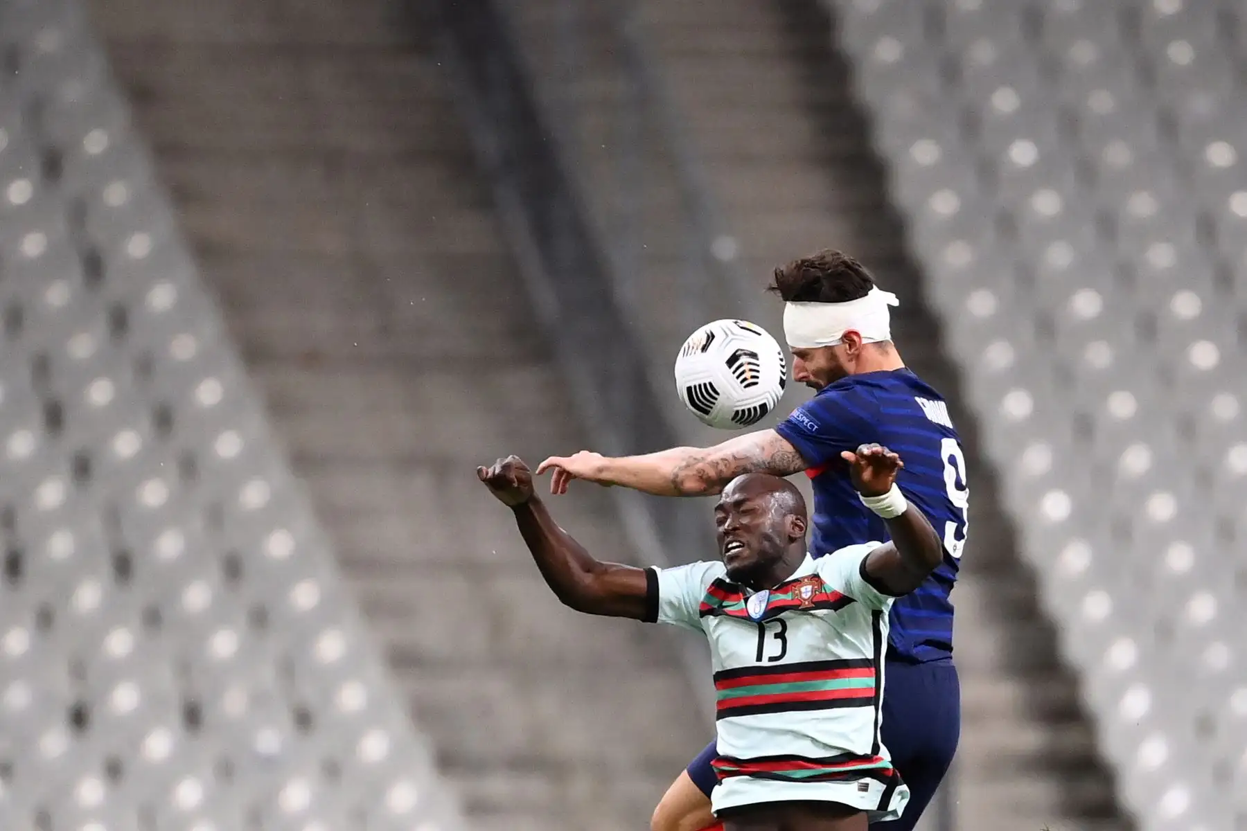 El delantero francés Olivier Giroud compite con el mediocampista portugués Danilo Pereira durante el partido de fútbol de la Liga de las Naciones. Foto: AFP