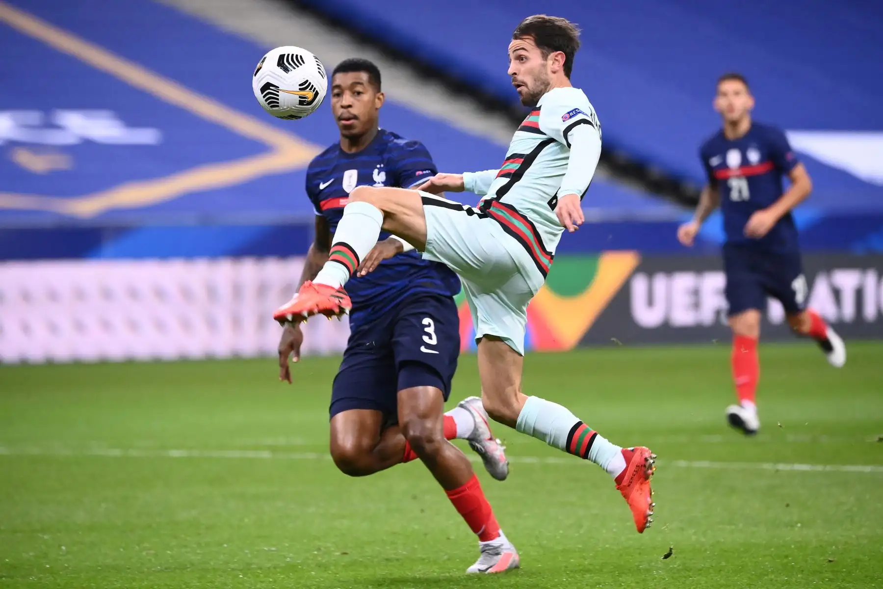 El delantero portugués Bernardo Silva salta por el balón durante el partido de fútbol de la Liga de las Naciones. Foto: AFP