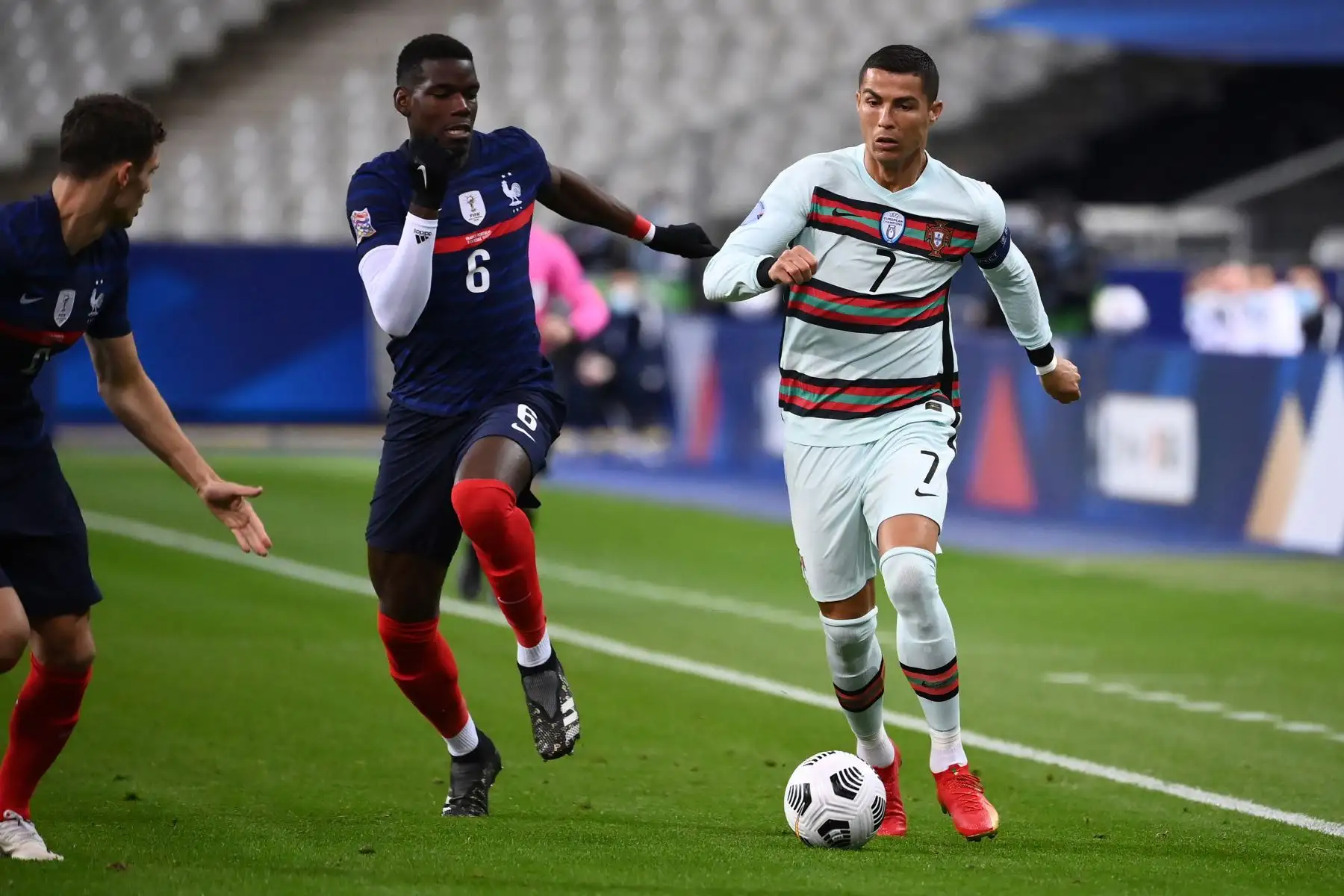 El delantero portugués Cristiano Ronaldo compite con el mediocampista francés Paul Pogba durante el partido de fútbol de la Liga de las Naciones. Foto: AFP