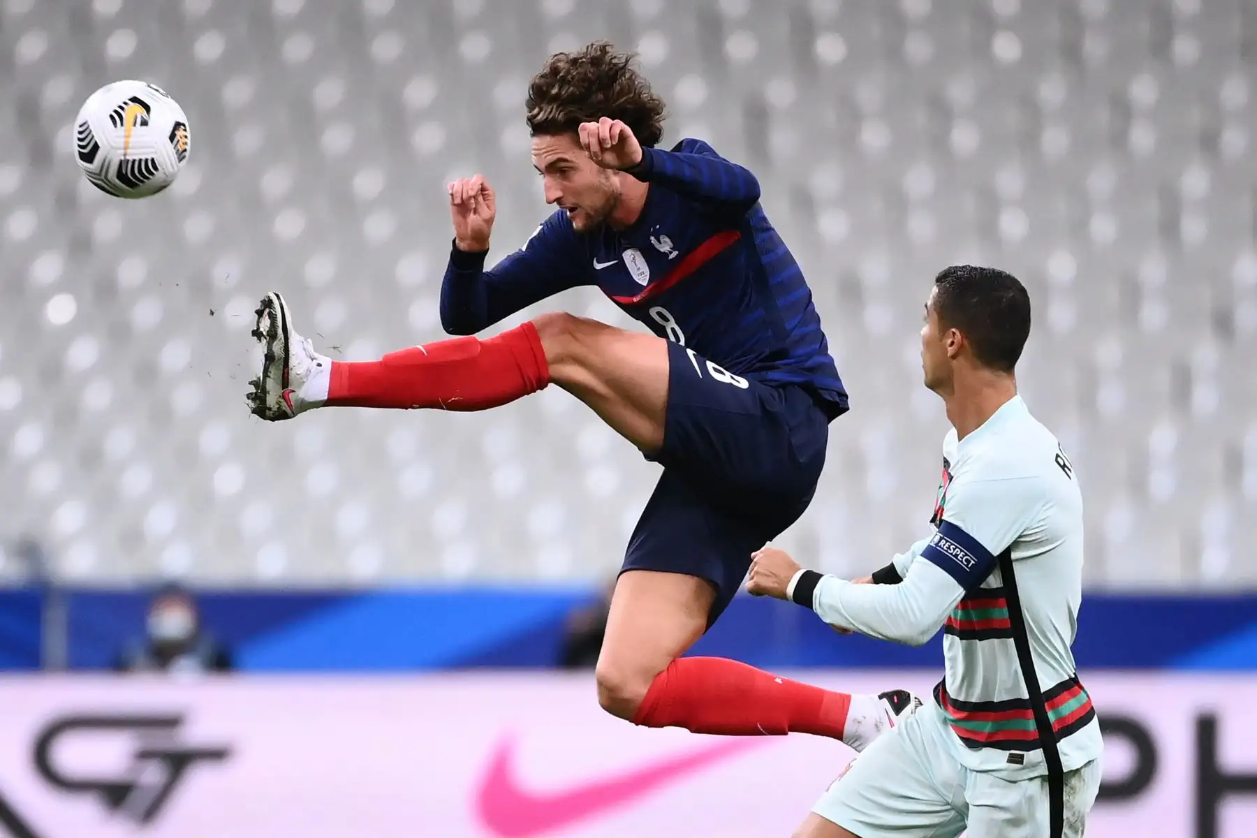 El mediocampista francés Adrien Rabiot controla el balón durante el partido de fútbol de la Liga de las Naciones. Foto: AFP