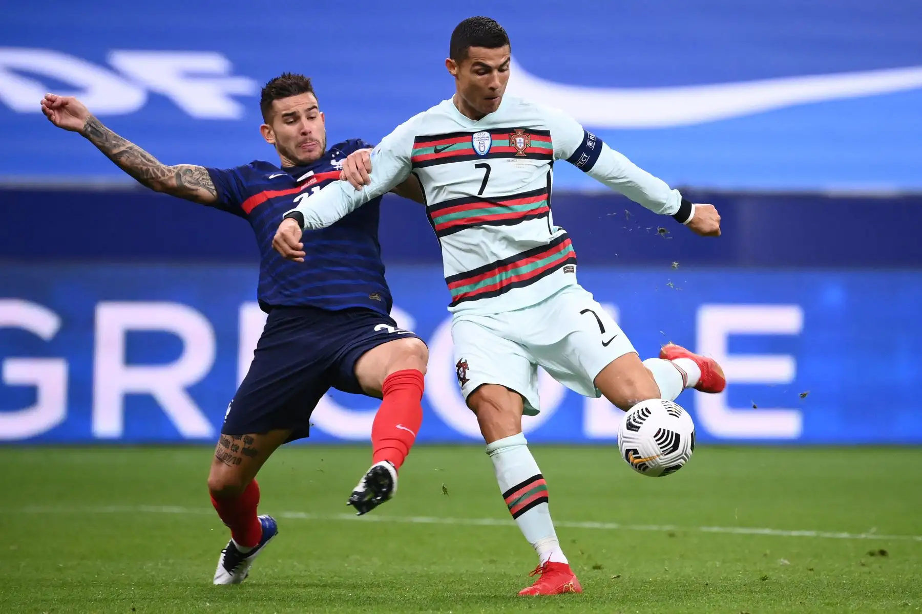 El delantero portugués Cristiano Ronaldo compite con el defensor francés Lucas Hernández durante el partido de fútbol de la Liga de las Naciones en el Stade de France en Saint-Denis, en las afueras de París. Foto: AFP