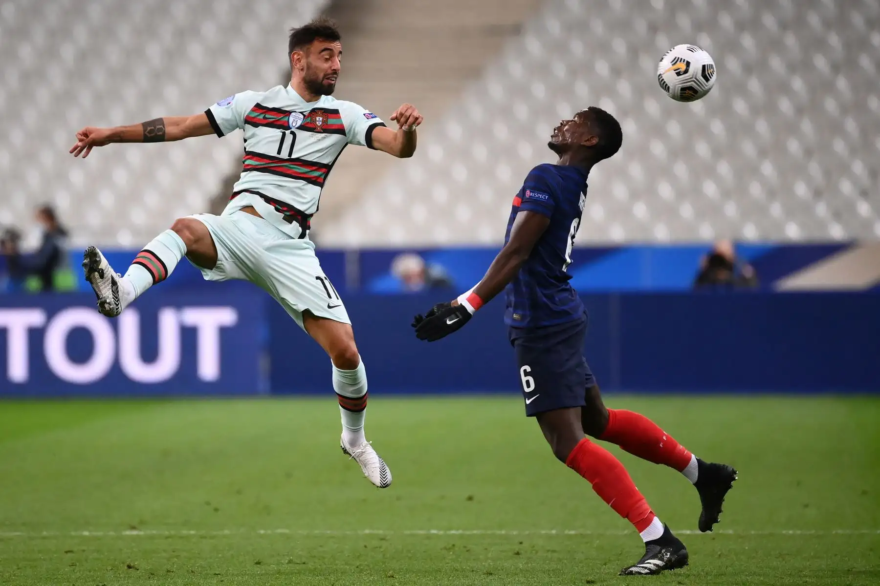 El mediocampista de Portugal Bruno Fernandes compite con el mediocampista de Francia Paul Pogba durante el partido de fútbol de la Liga de Naciones en el Stade de France en Saint-Denis, en las afueras de París. Foto: AFP